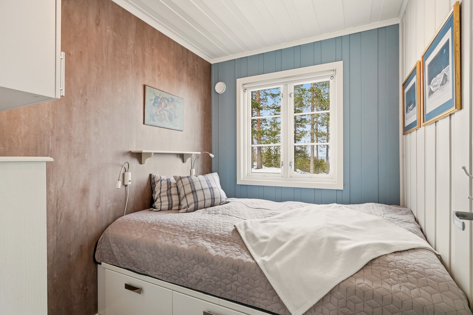 Soverom 1 med dobbeltseng og oppbevaringsplass under sengen. Galleribilde