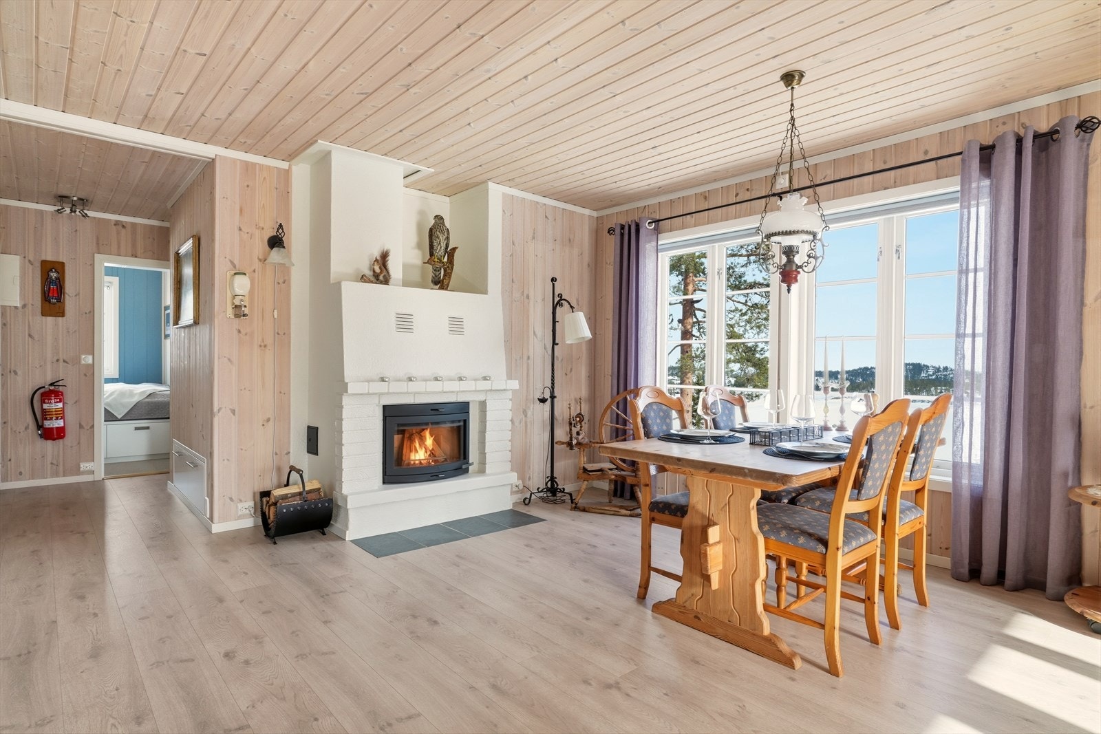 Tiltalende stue med utsikt utover Sandvatn på nedsiden av hytta. Galleribilde