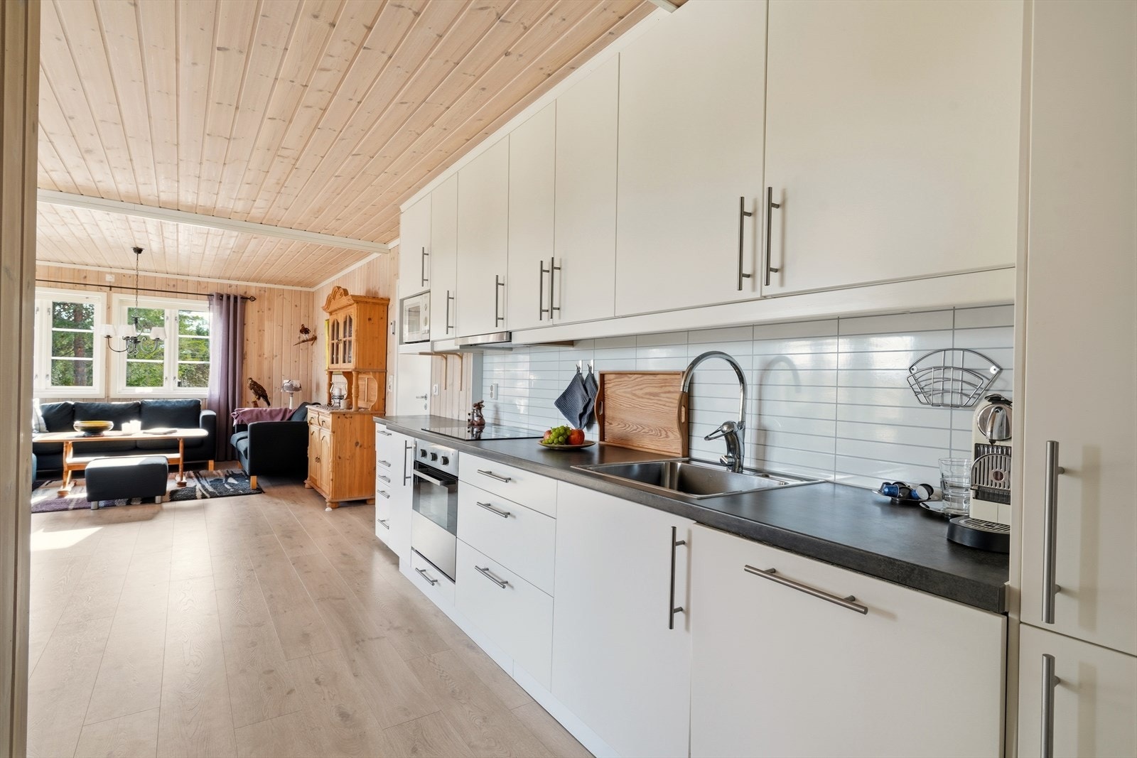 Meget innholdsrik kjøkkeninnredning med integrerte hvitevarer Galleribilde