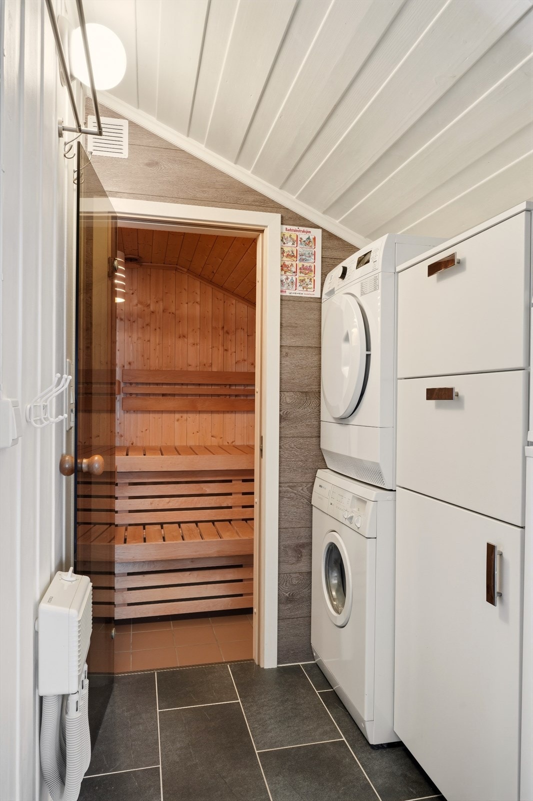 Gangen med opplegget til vaskemaskinen og tørketrommel samt inngang til badstuen. Gulvvarme i gulv her også, med unntak av badstue. Galleribilde