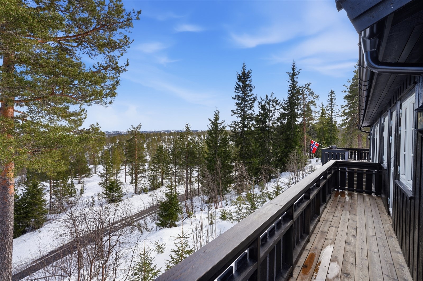Fra gangen ved soverommene kommer du ut på denne andre uteplassen/balkongen... Galleribilde