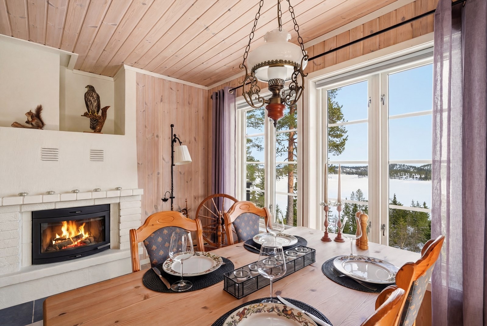 Herlig plass ved peisen og med utsikt mot vannet. Galleribilde