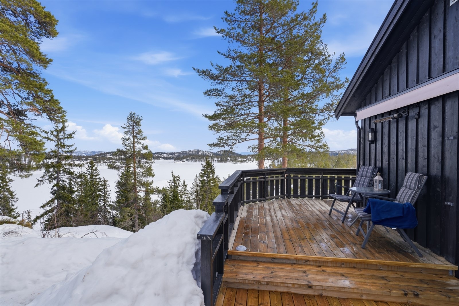 ... hvor du videre kommer ut på baksiden til markterrassen. Galleribilde