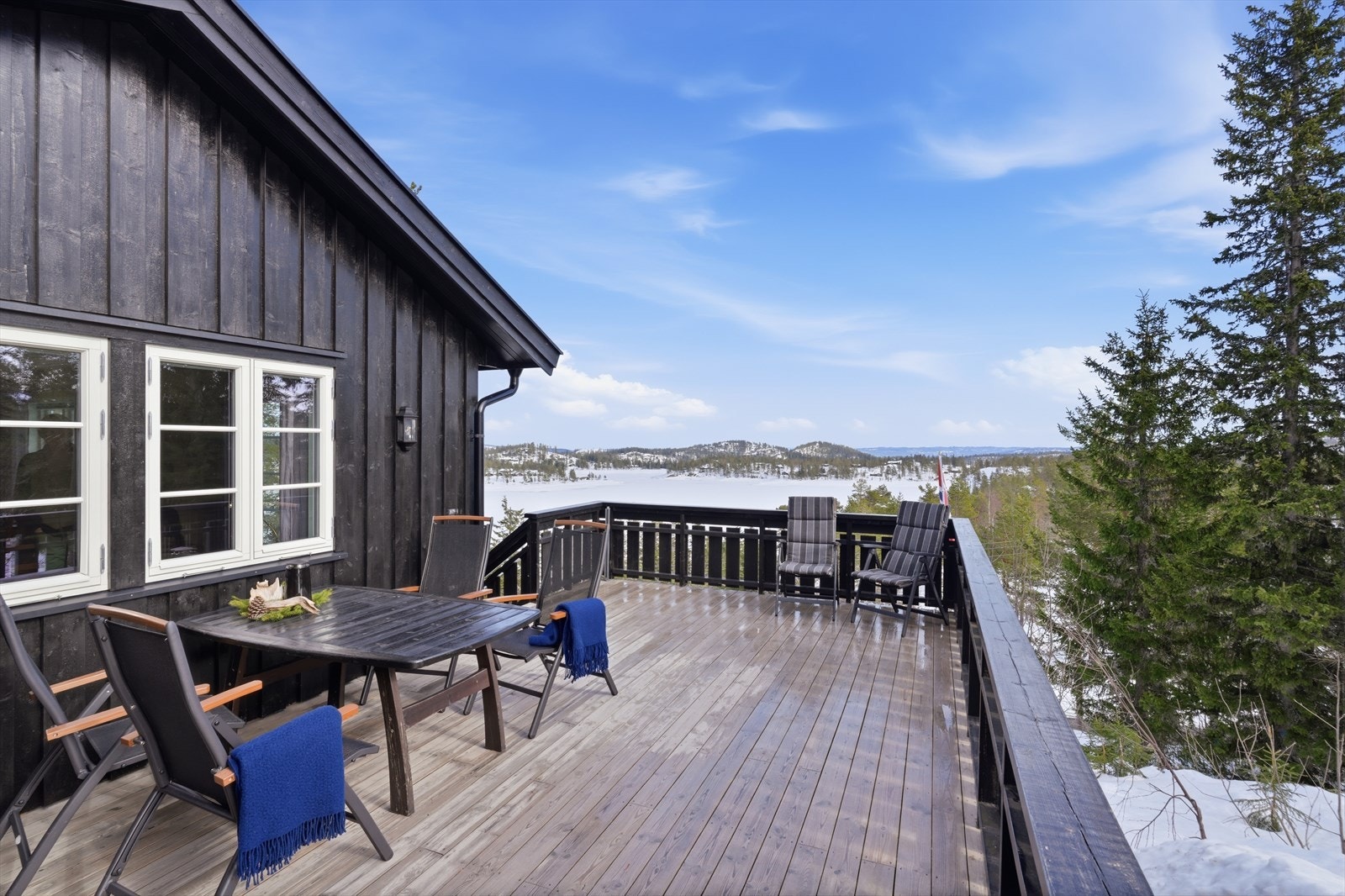 En stor terrasse på ca. 30 kvm. og oppført i 2016. Et yndig sted å ta morgenkaffen. Galleribilde