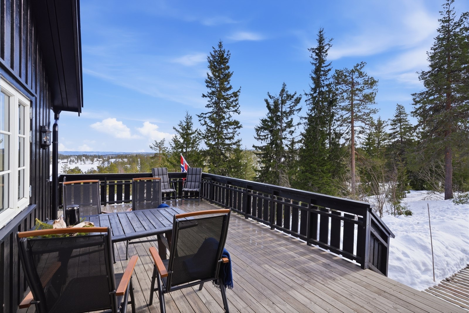 Stor terrasse med god plass til utemøblement. Galleribilde