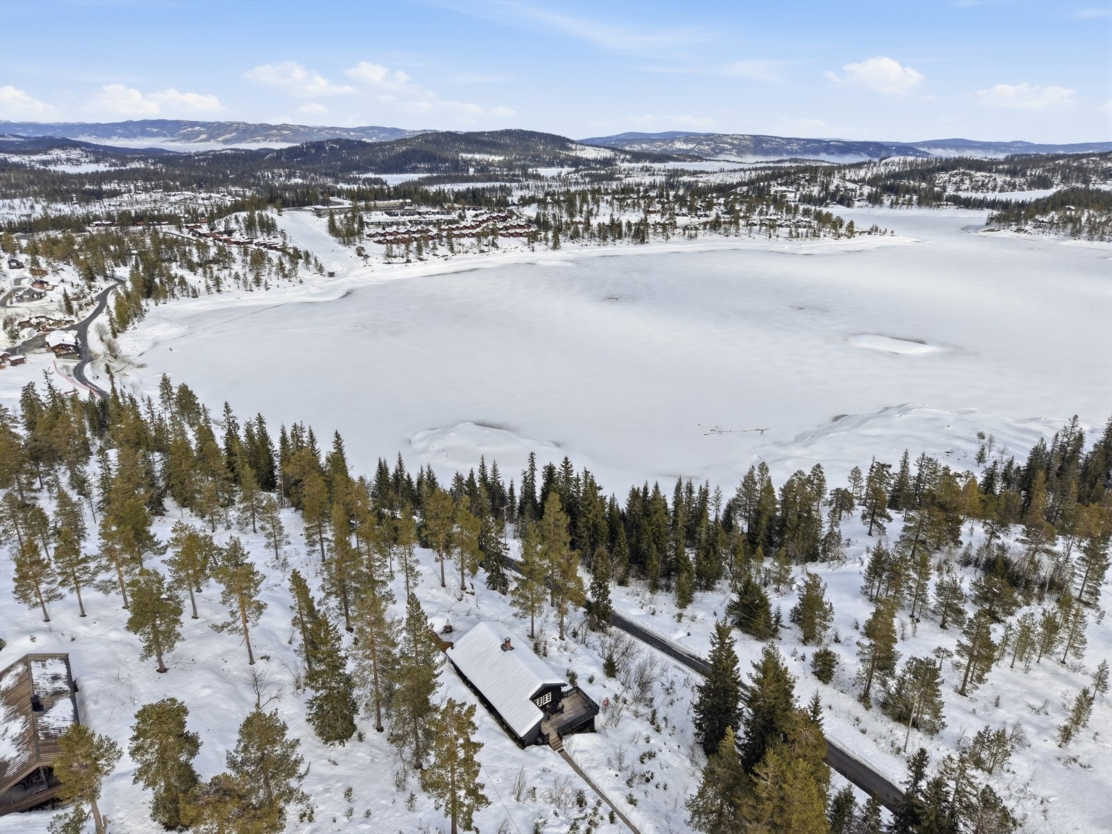 Kort vei til Sandvatn som ligger i umiddelbar nærhet. Maskinpreparert skiløype også i umiddelbar nærhet som går langs Sandvatn. Galleribilde