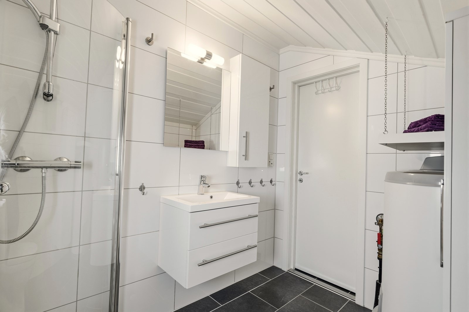 Fint flislagt bad fra 2012 med gulvvarme. Galleribilde