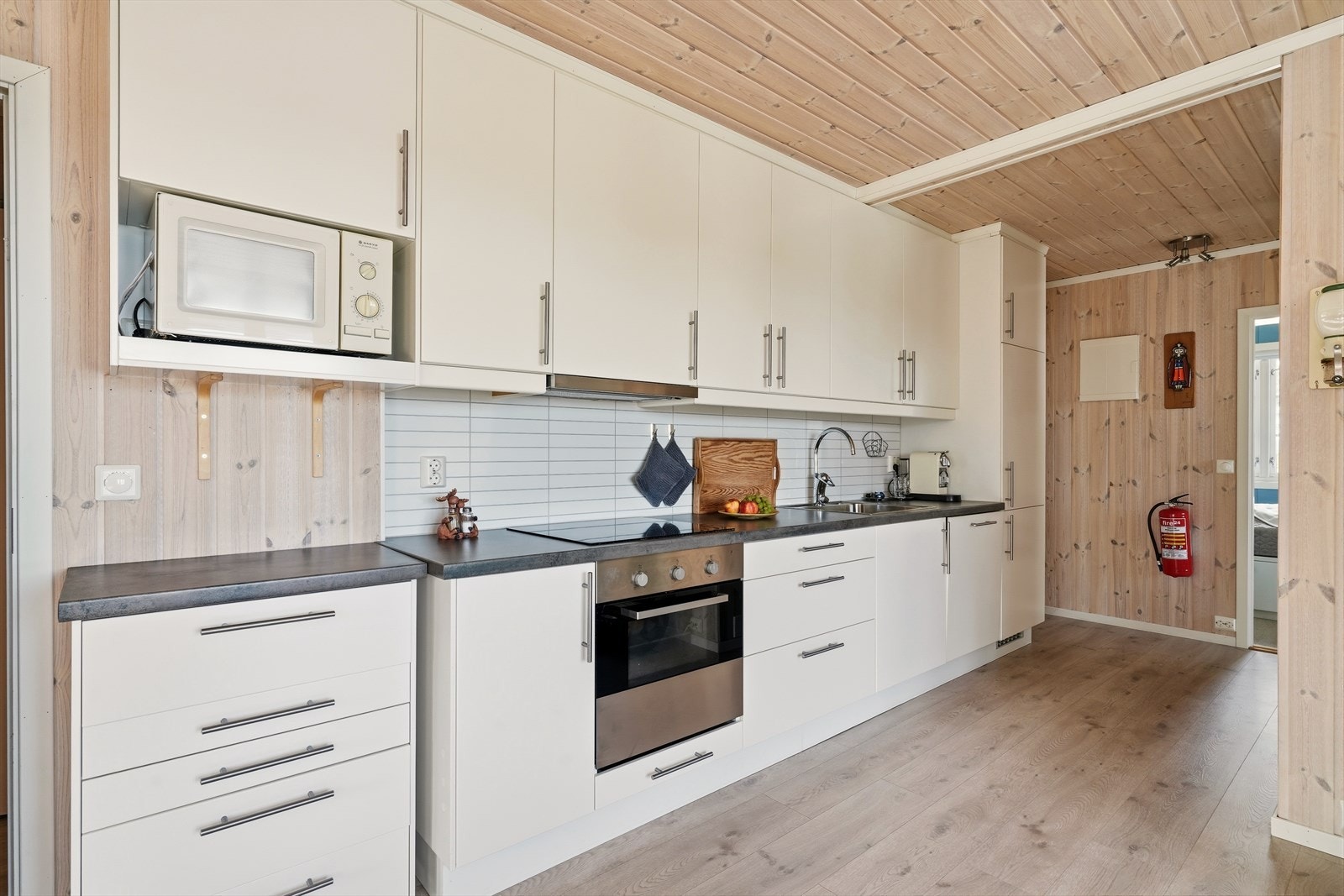 Det er kjøkkenventilator med avtrekk ut. Galleribilde