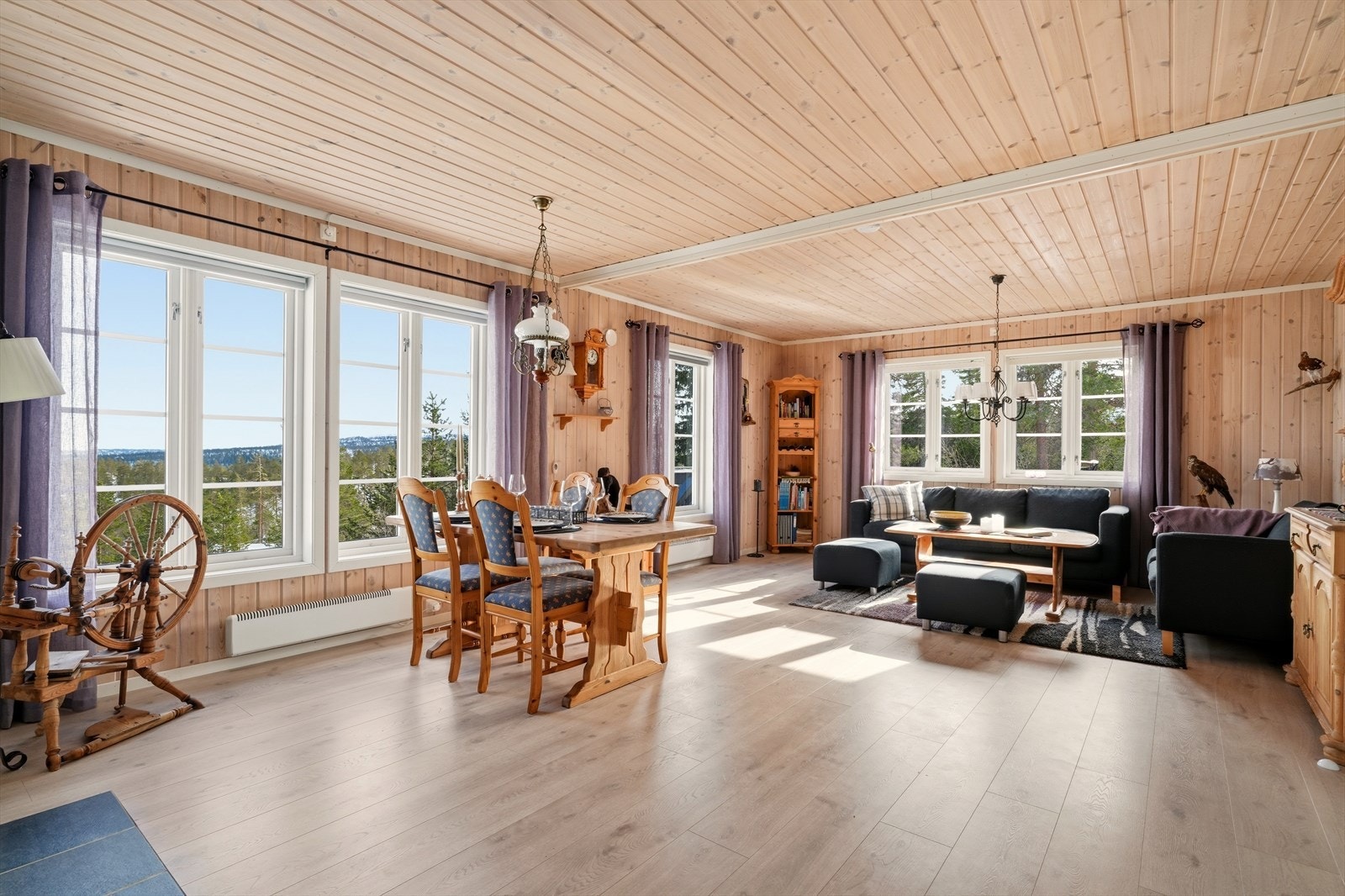 Tiltalende og romslig stue med pene gulv og overflater. Galleribilde