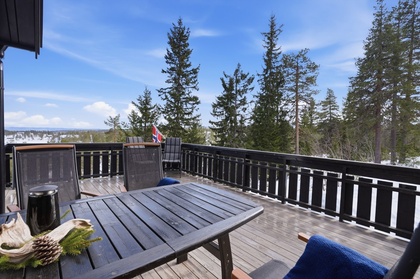 Usjenert og fredelig. Et sted du kan sitte å høre på skogens fuglekvitter og ro. Galleribilde