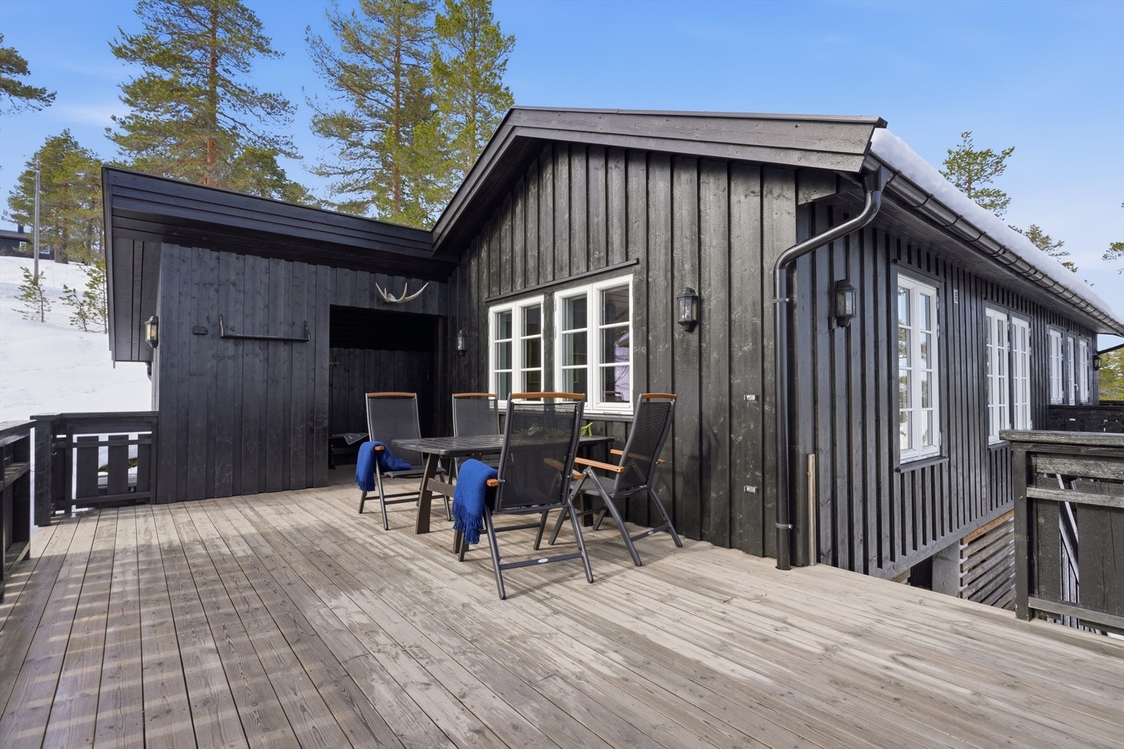 Terrassen ved innganspartiet har en utebod til venstre og et overbygget inngangsparti. Galleribilde