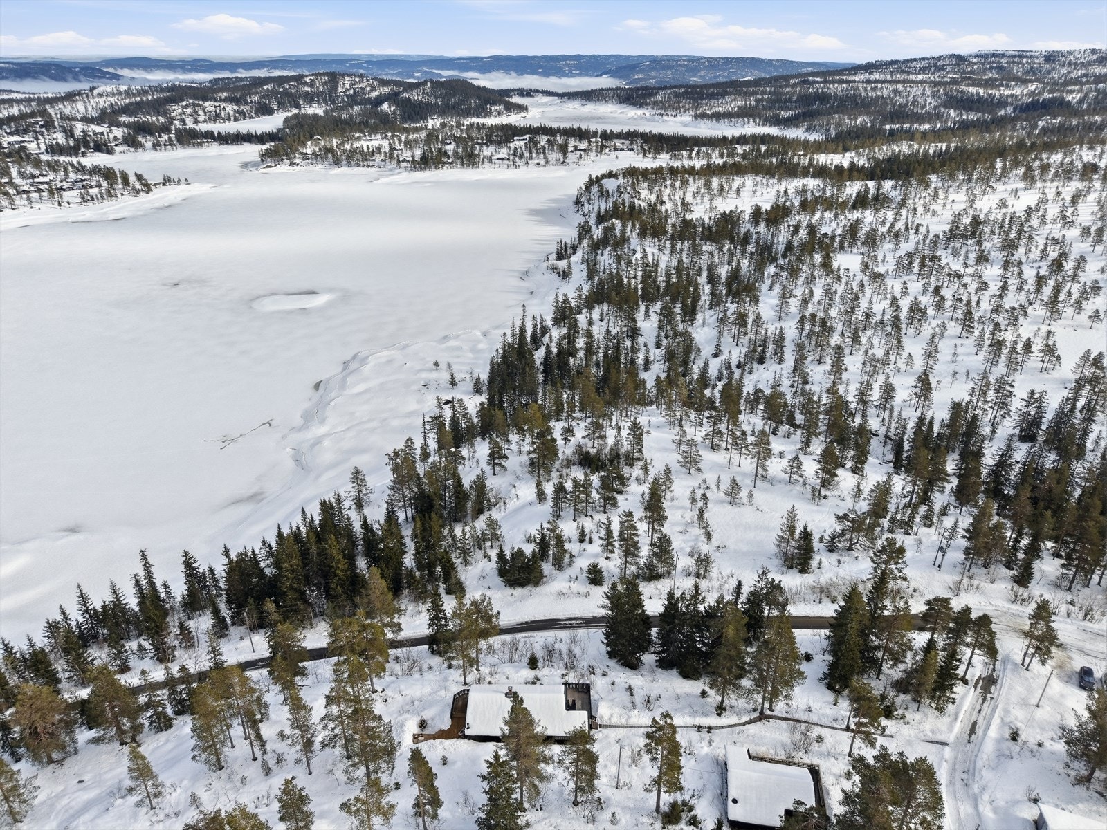 Opparbeidet adkomst fra veien som ligger ca. 50 meter fra hytten. Parkeingsplass ca. 90 meter fra hytta. Galleribilde