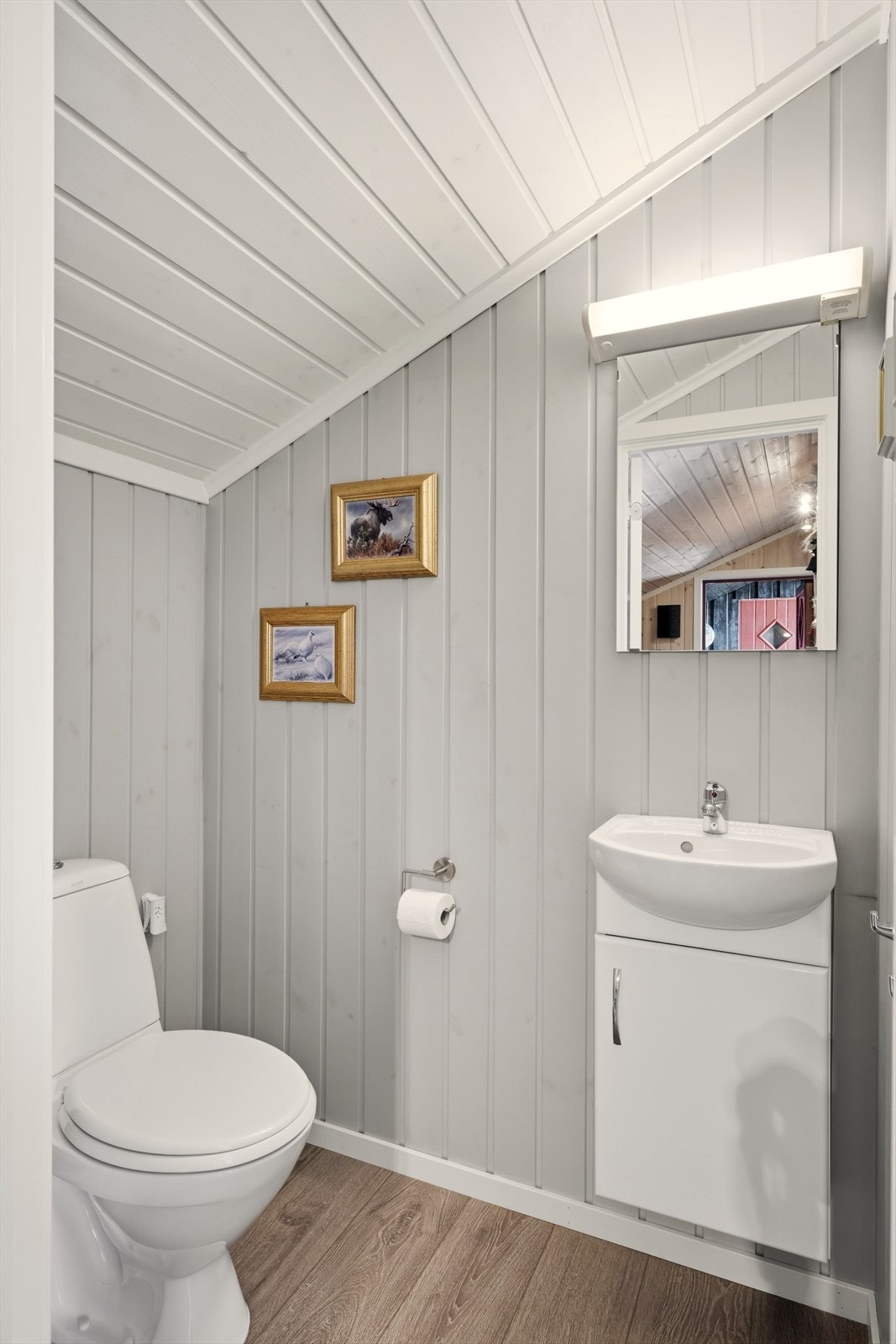 Toalettrom med servant og gulvvarme. Galleribilde