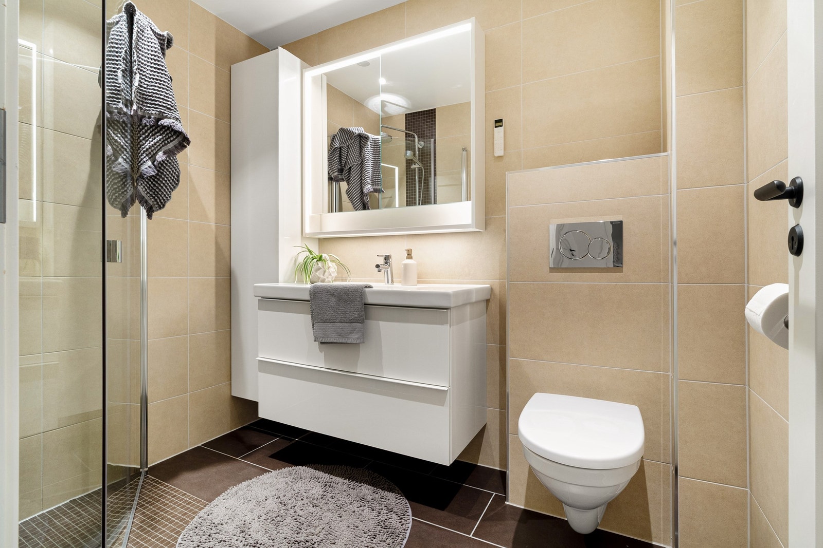 Helfliset bad fra 2015 med varmekabler i gulv. Spotlights i himling og ventilasjon via avtrekksventil. Galleribilde