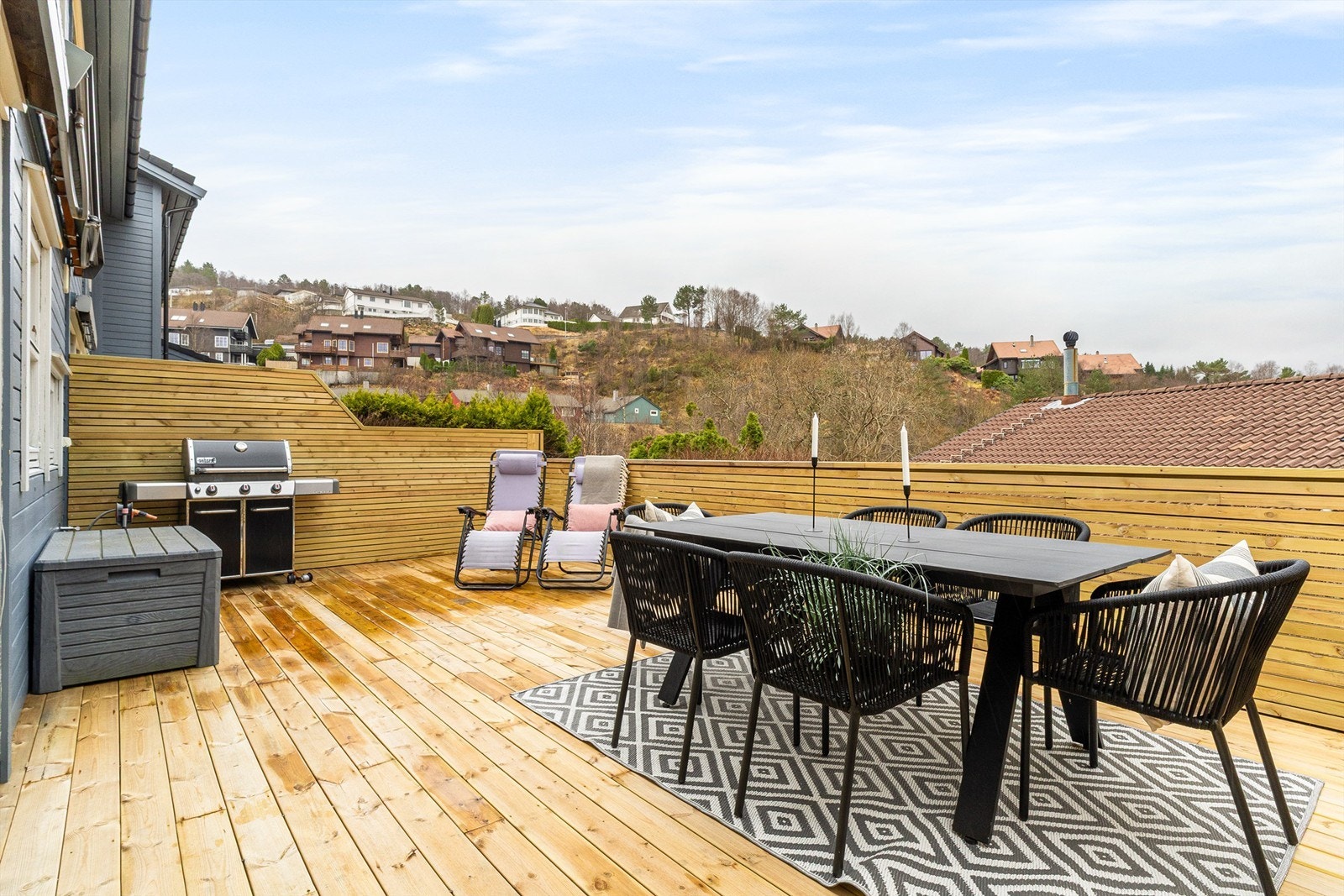 Flott uteplass som måler ca. 28 kvm. med sol fra formiddag til kveldstid. Galleribilde