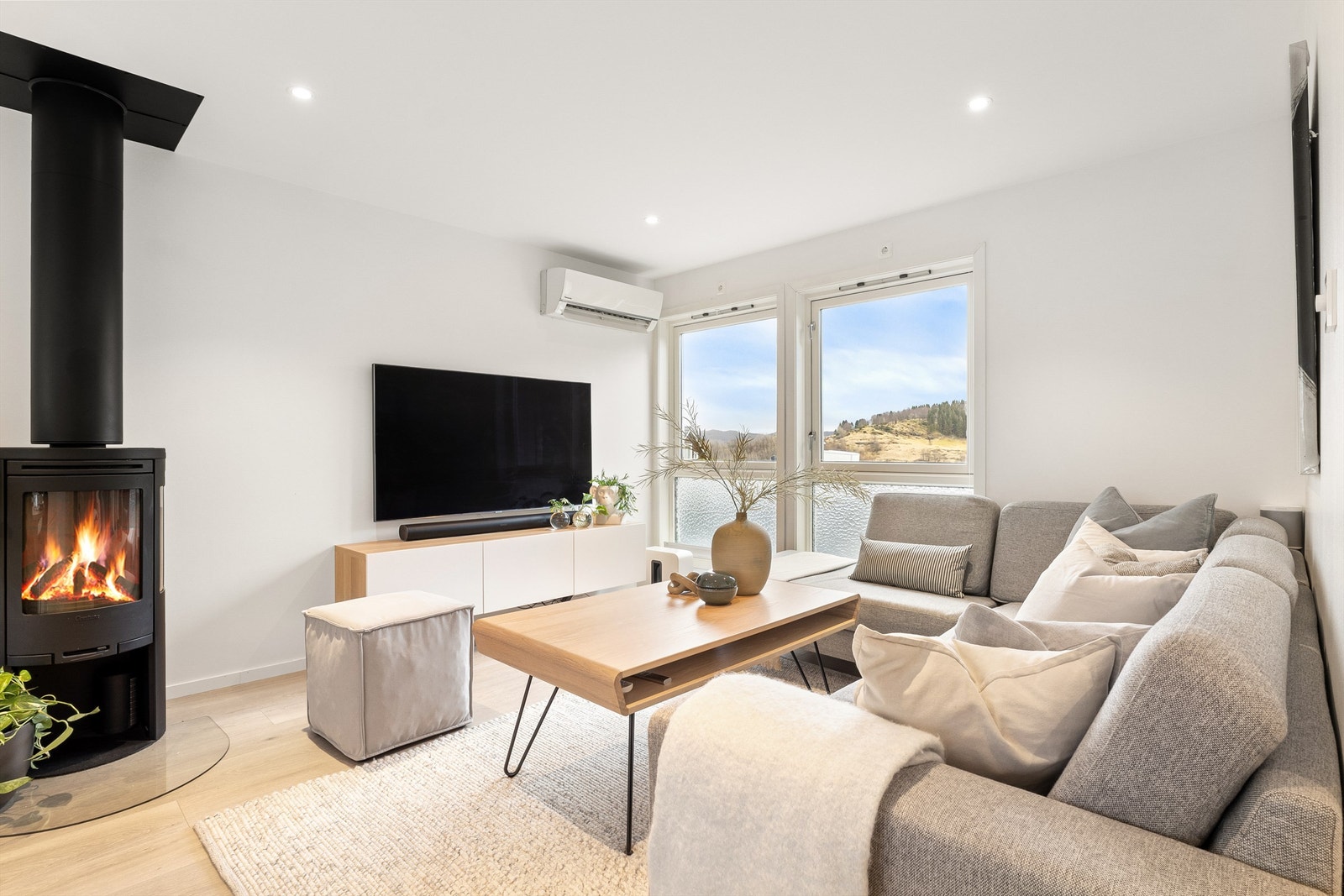 I stuen er det installert varmepumpe som sørger for et godt inneklima. Galleribilde