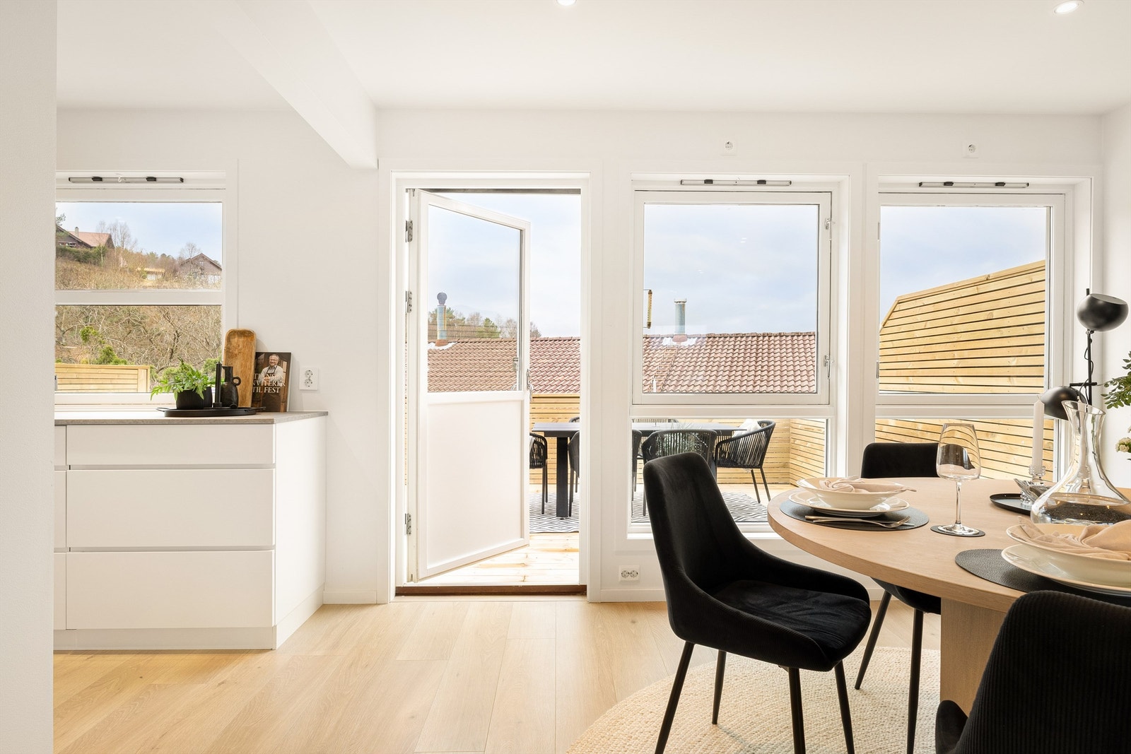 Utgang til en romslig altan. Galleribilde