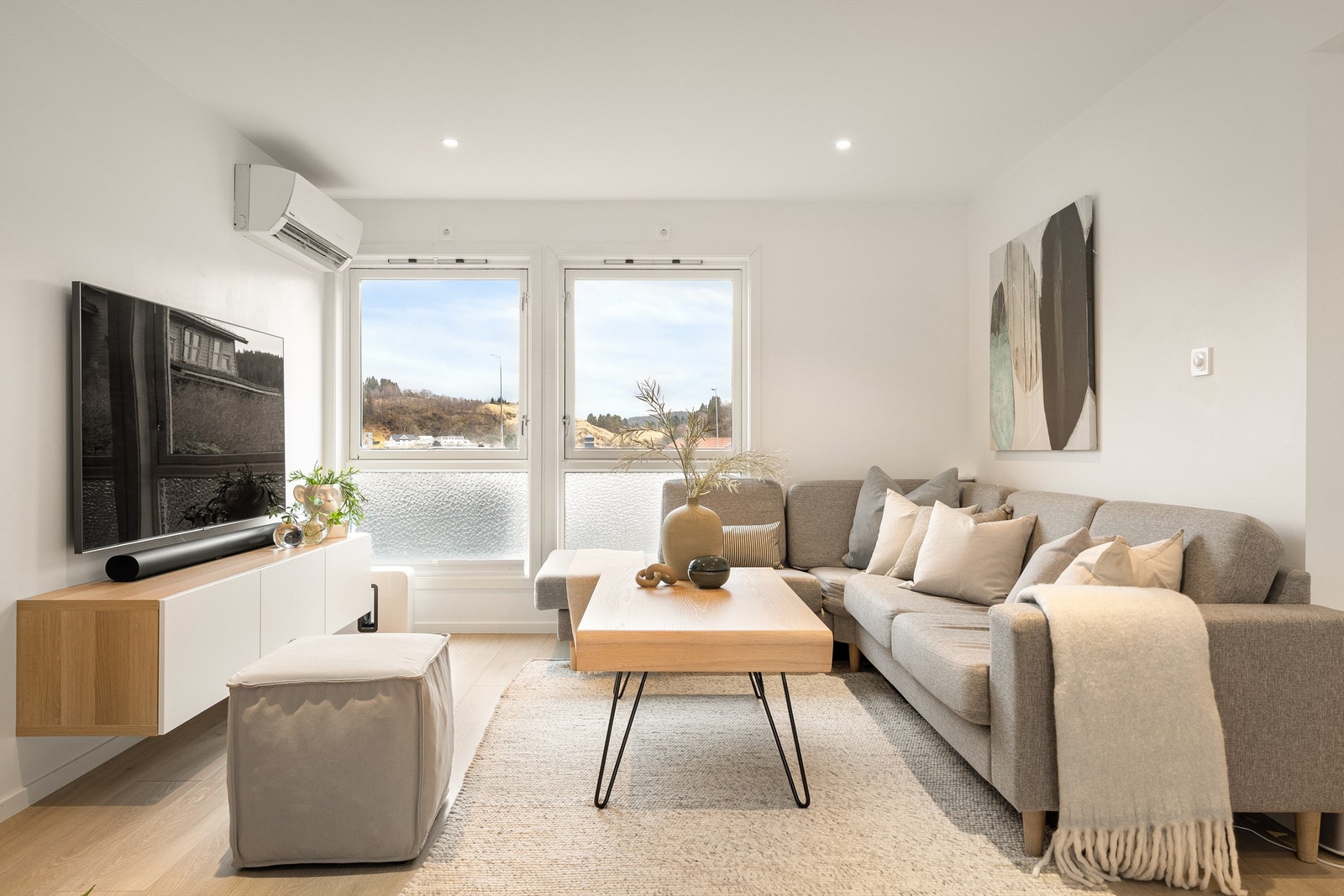 Boligen har en gjennomgående god standard med laminat på gulv og overflater malte i delikate farger. (Foto: Stian Inderhaug) Galleribilde