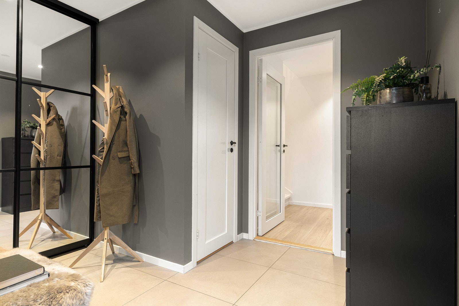 I entréen er det gode oppbevaringsmuligheter for sko og yttertøy. Gulvet er flislagt og har varmekabler. Galleribilde