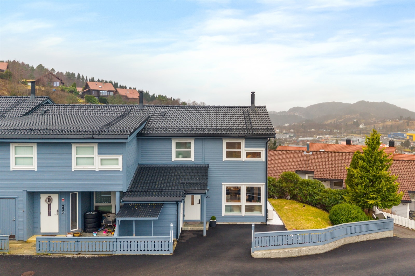 Et innholdsrikt og moderne enderekkehus med kort avstand til barnehage, skoler, fritidsaktiviteter, kjøpesenter og diverse servicetilbud. (Foto: Stian Inderhaug) Galleribilde