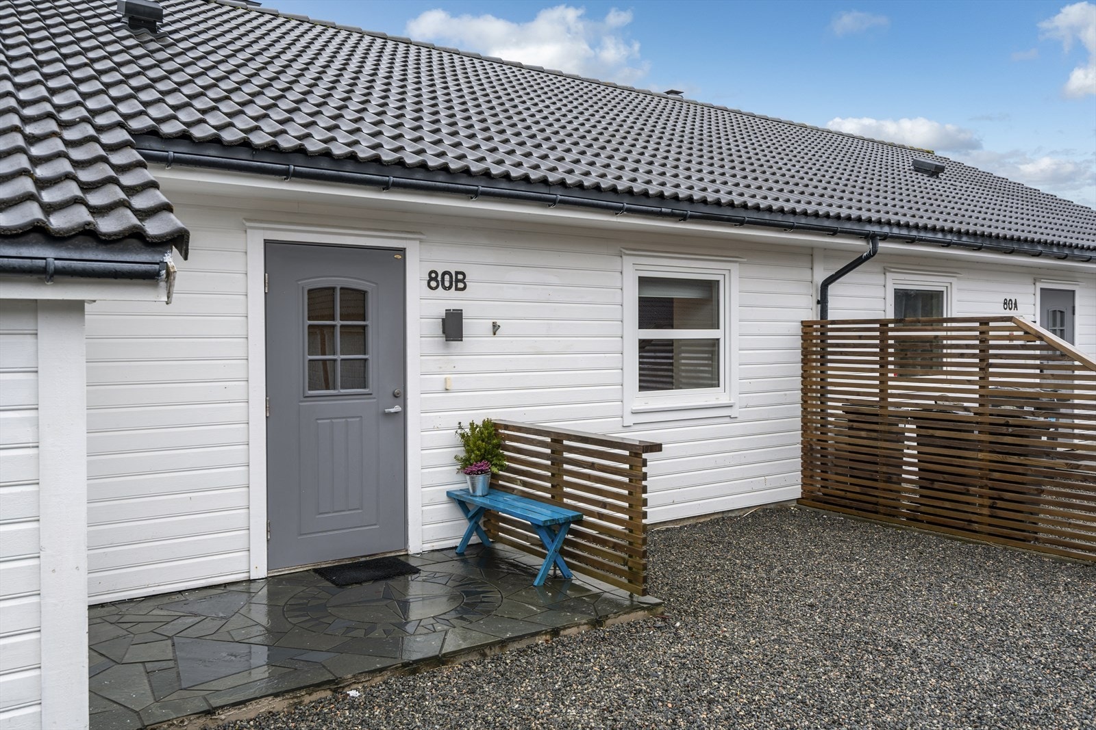 Med sin praktiske planløsning, god standard, og tre soverom er dette en eiendom som passer alle aldersgrupper. Velkommen inn! Galleribilde