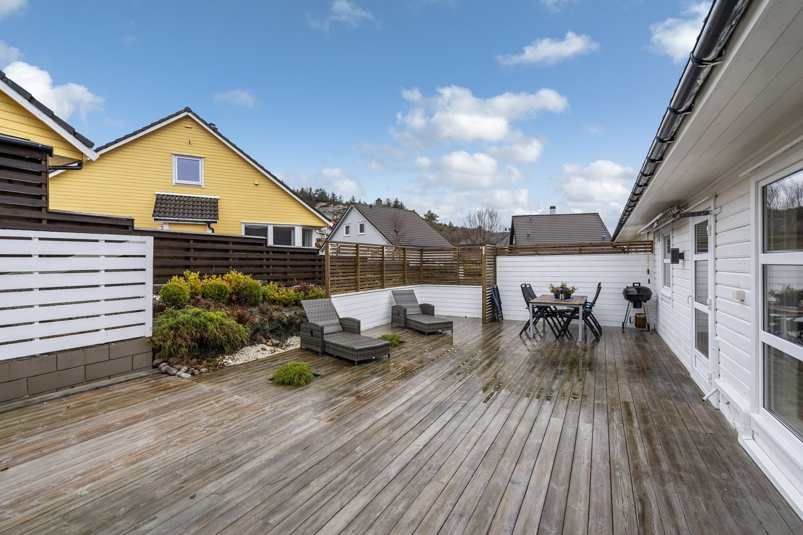 Stor og usjenert terrasse mot vest og diverse bed og beplanting. Terrassen har ulike former for levegger som lager naturlige soner. Her er det plass til rikelig av hagemøbler og utstyr. Galleribilde