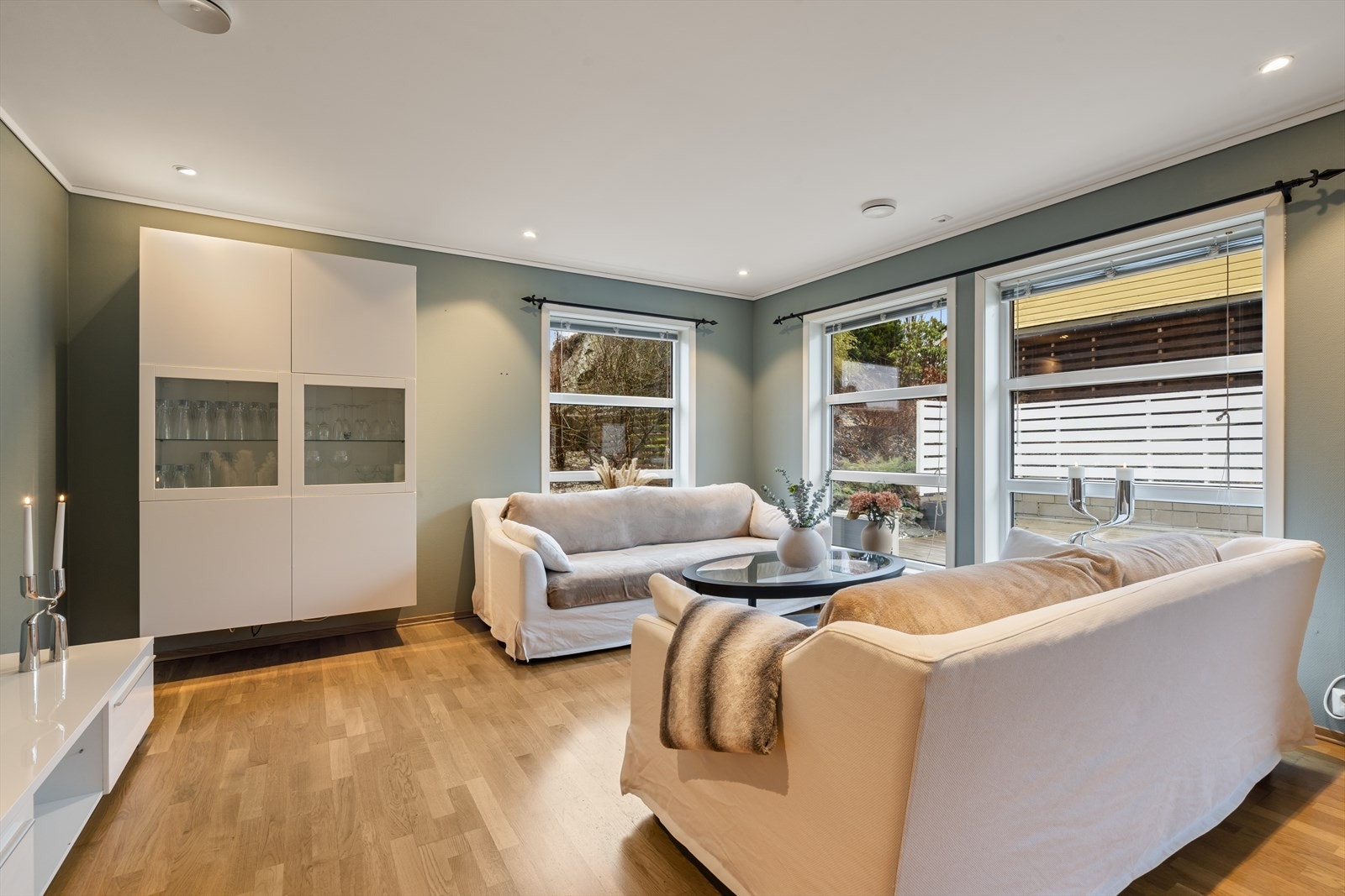 I dag benyttes varmepumpe som oppvarming, men det finnes også pipe om en ønsker å montere vedovn. Galleribilde