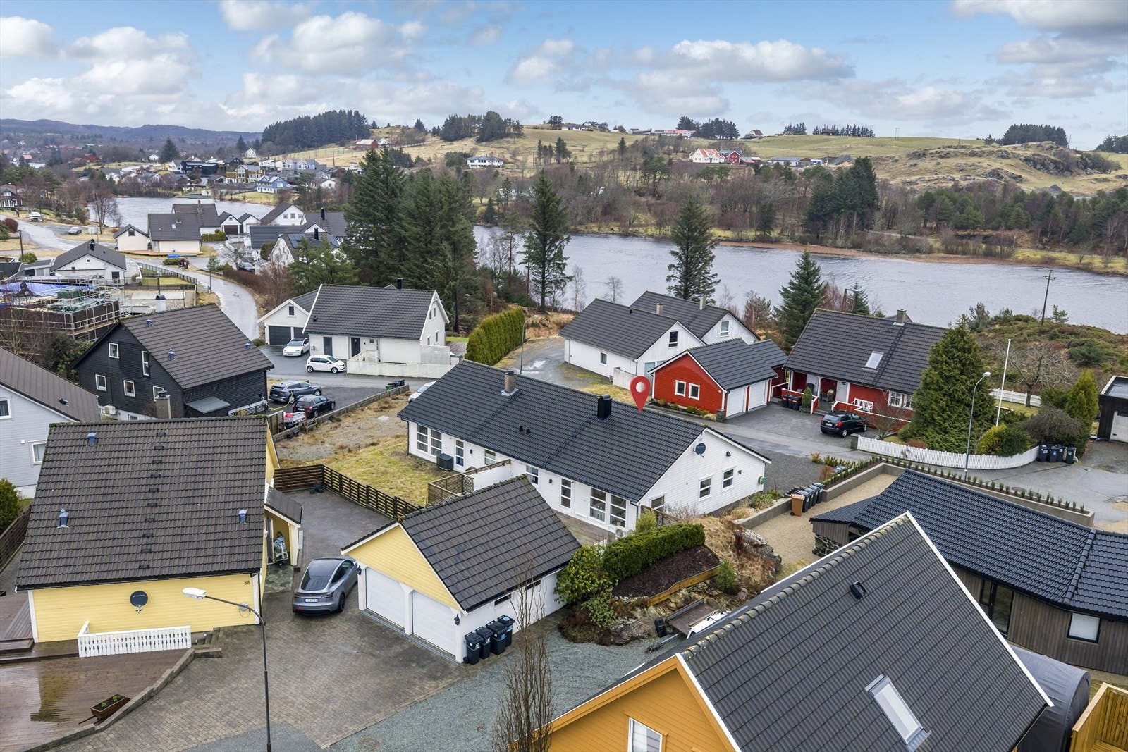 Eiendommen ligger rolig og barnevennlig til innerst på Brekke, og uten gjennomgangstrafikk. Like ved boligen finnes fantastiske turløyper, hvor en kan gå rundt både Aureivatnet, Tistreivatnet og Søre Brekkevatnet. Galleribilde