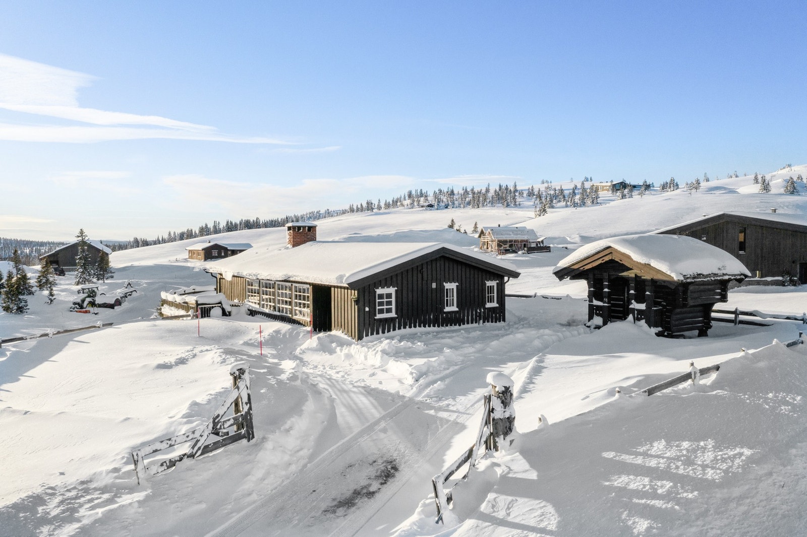 Koselig hytte med naturskjønn beliggenhet ved Storefjellstølen. Galleribilde