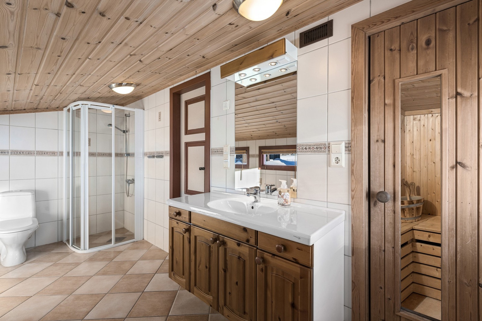 Fra badet er det inngang til badstue. Galleribilde