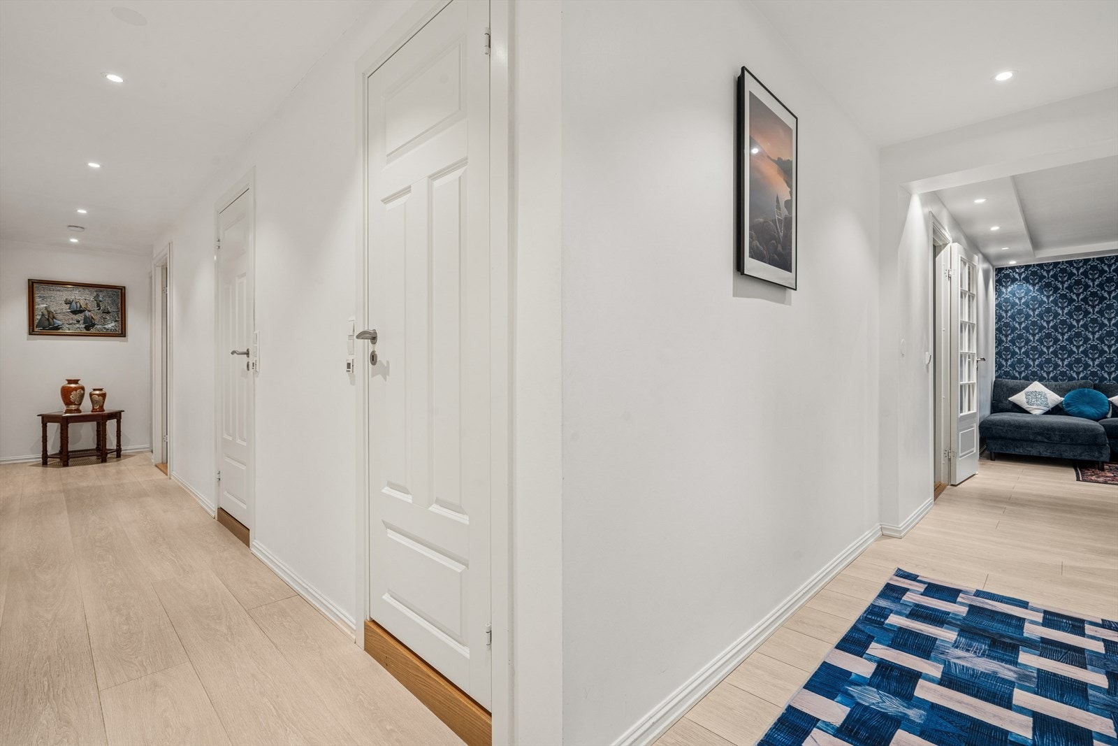 Entréen fungerer som et praktisk knutepunkt med enkel tilgang til leilighetens øvrige rom. Galleribilde