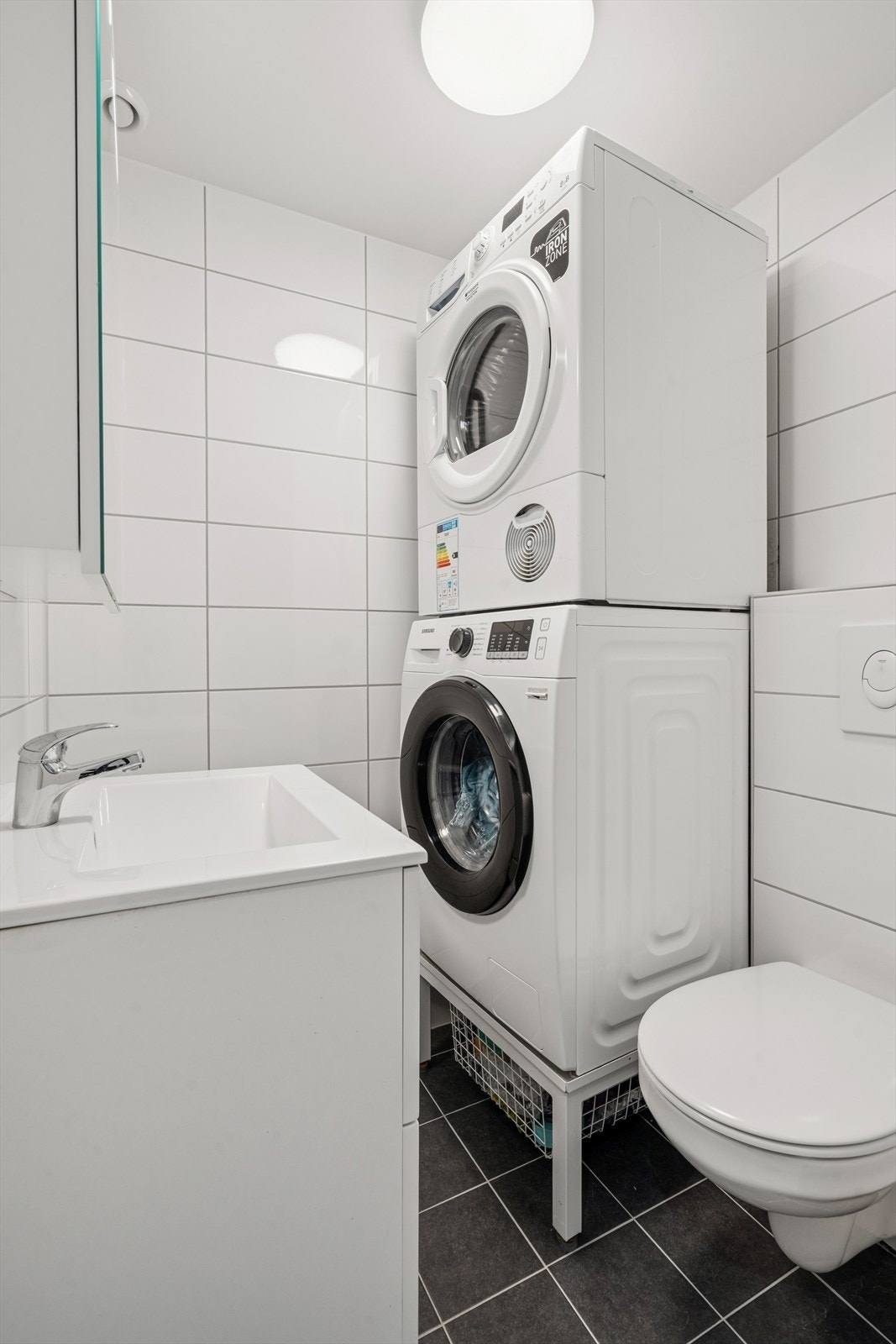 Toalett-/vaskerommet ble pusset opp i 2023 og har helflisede overflater, elektriske varmekabler, veggmontert toalett, servant og opplegg for vaskemaskin. Galleribilde