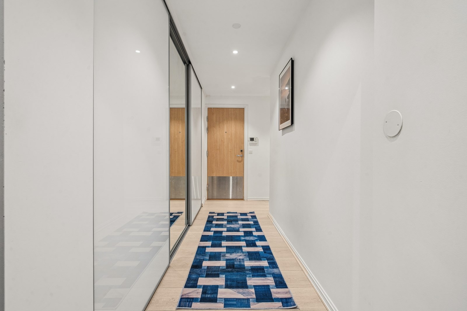 Velkommen inn ønskes av en lys og oversiktlig entré med et stort, praktisk skyvedørskap som gir god plass til oppbevaring. Galleribilde