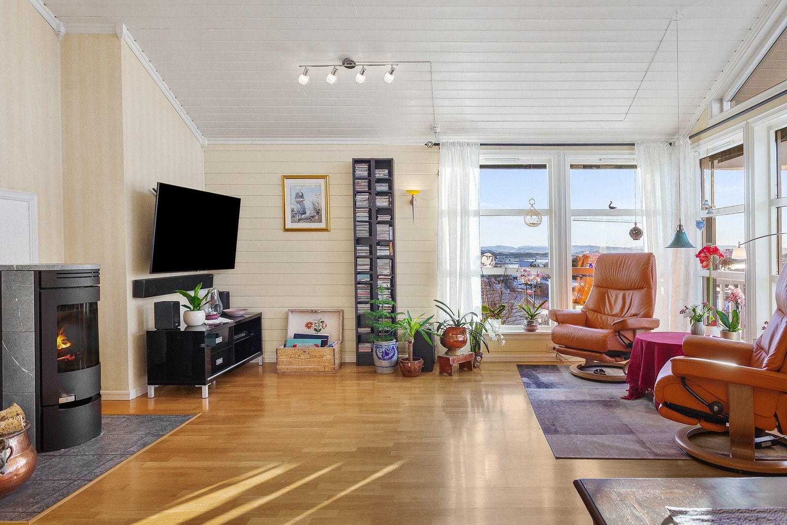 Hyggelig stuekrok med store vindusflater som slipper inn godt med naturlig lysinnslipp. Galleribilde