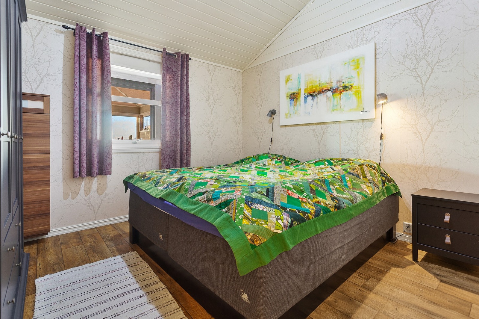 Hovedsoverommet har god plass til dobbeltseng og garderobeløsning. Galleribilde