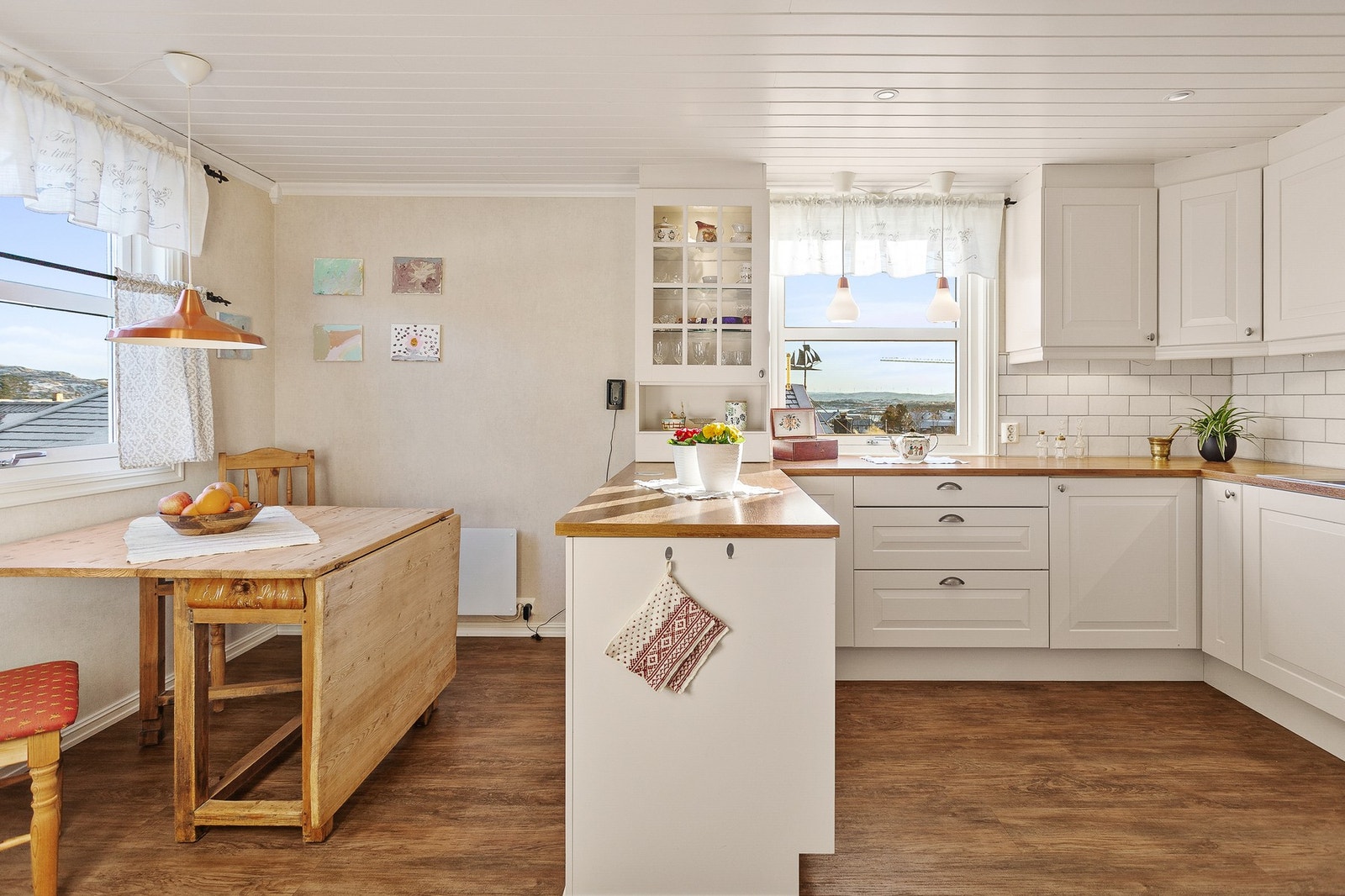 Vedsiden av kjøkken har man plass til en hyggelig spisegruppe. Galleribilde