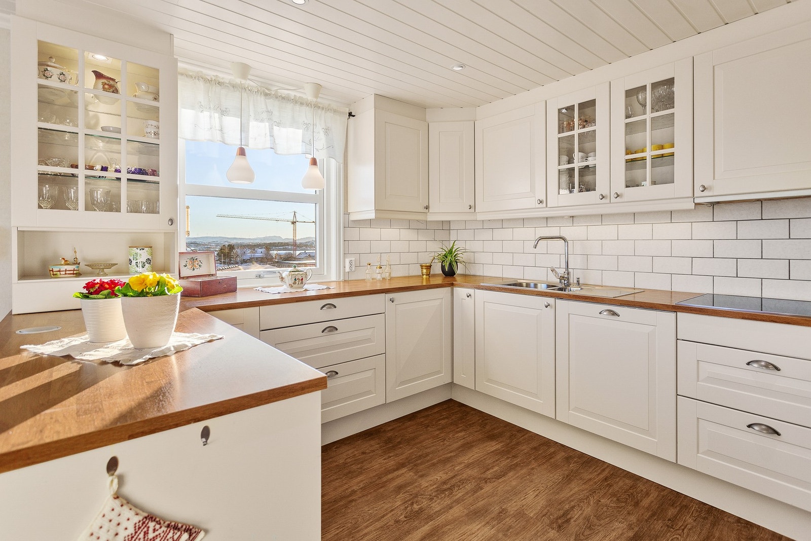 Stort og romslig kjøkken med mye skap- og benkeplass. Her har man mye naturlig lysinnslipp. Galleribilde