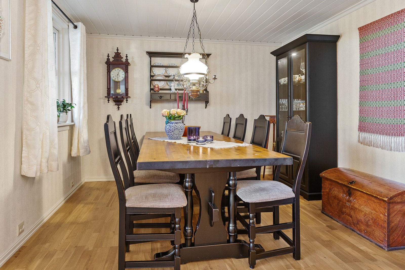 Lys og hyggelig del av stue som er møblert som spisestue. Galleribilde