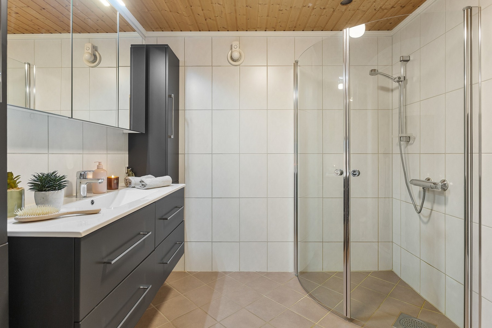 Romslig og flislagt bad med dusjhjørne. Galleribilde