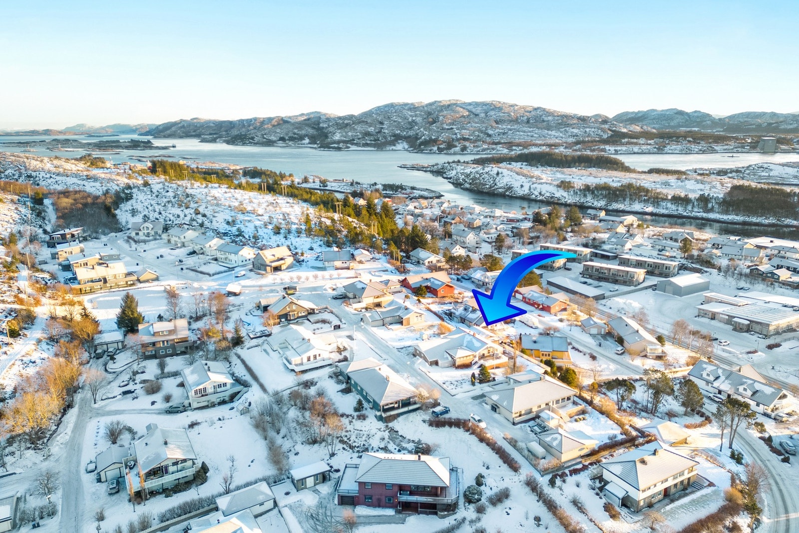 Eiendommen nyter godt av gode utsikt- og solforhold. Galleribilde