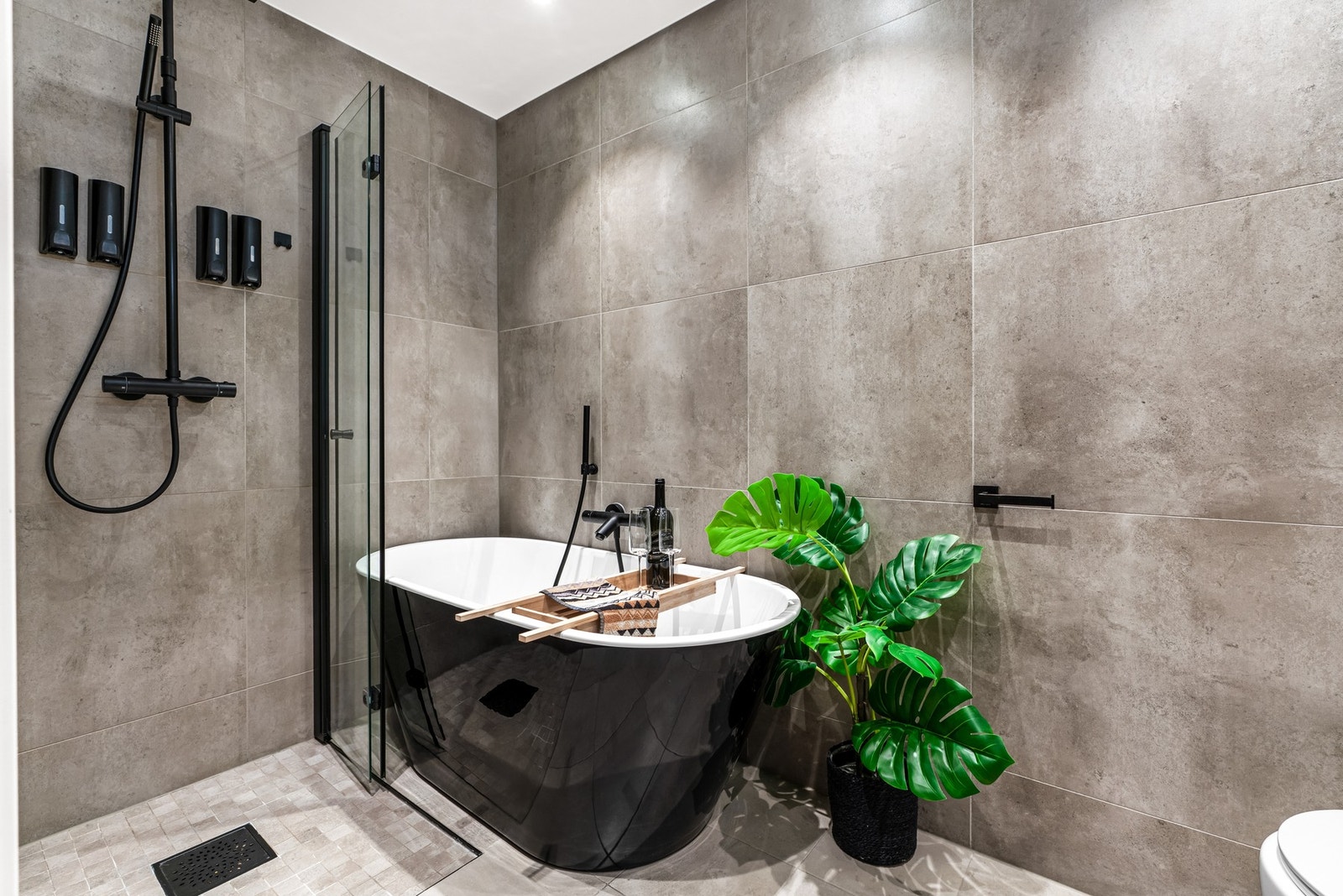 Badet ble totalt modernisert i 2021 og fremstår som svært strøkent. Det er valgt stilrene fliser på gulv og vegg. Gulvvarme. Galleribilde