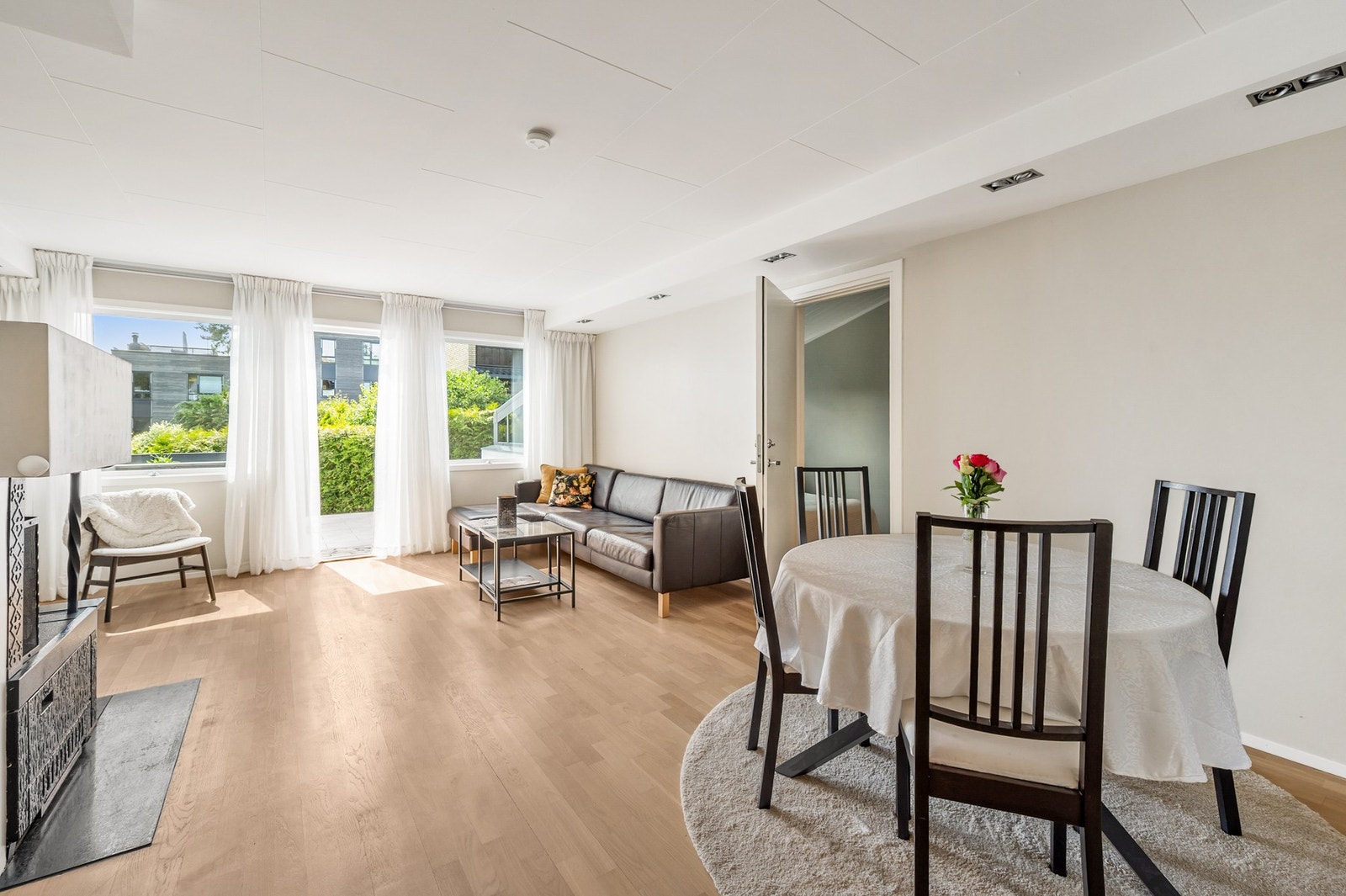 Stuen har plass til spisebord og sofagruppe. Galleribilde