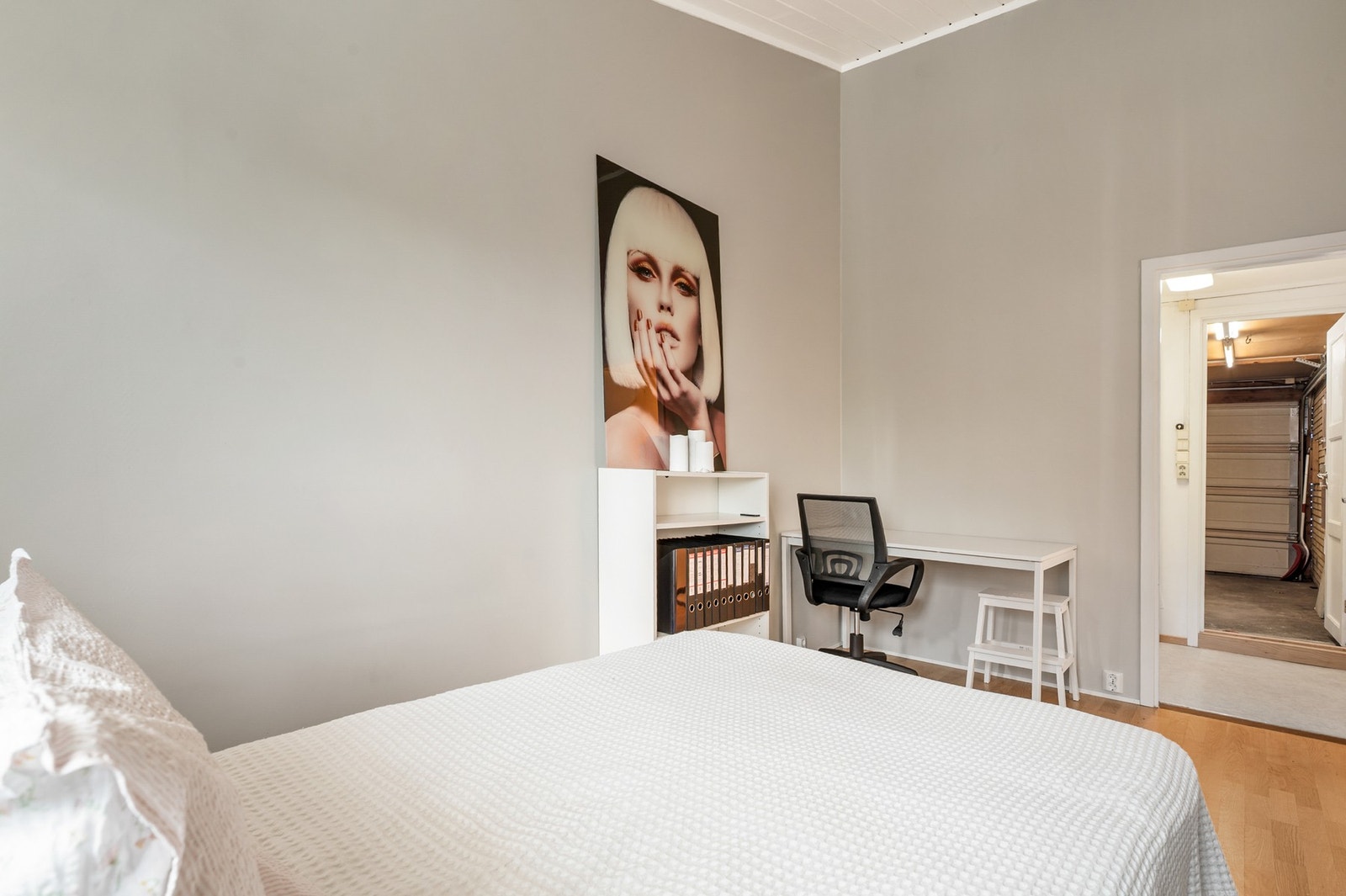 Allrommet med takhøyde på 3,4 meter har gjennomgang til garasje via bod/garderobe. Varmekabler i gulv. Galleribilde