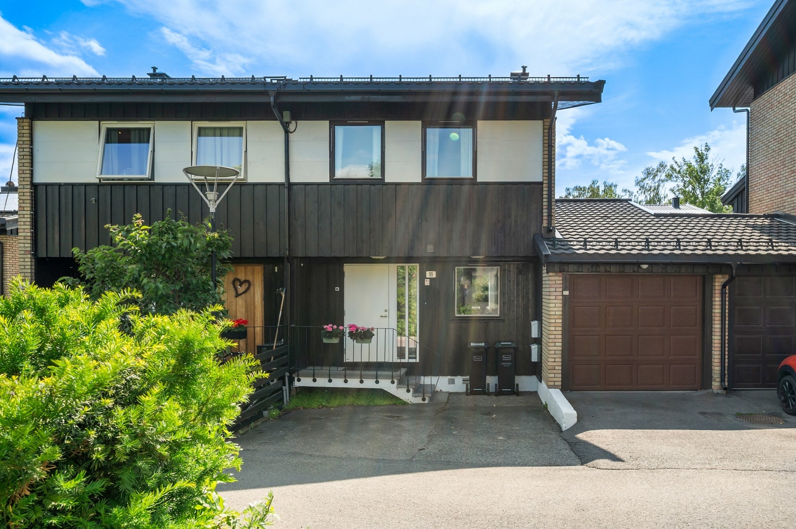 Boligens fasade og garasje. Galleribilde