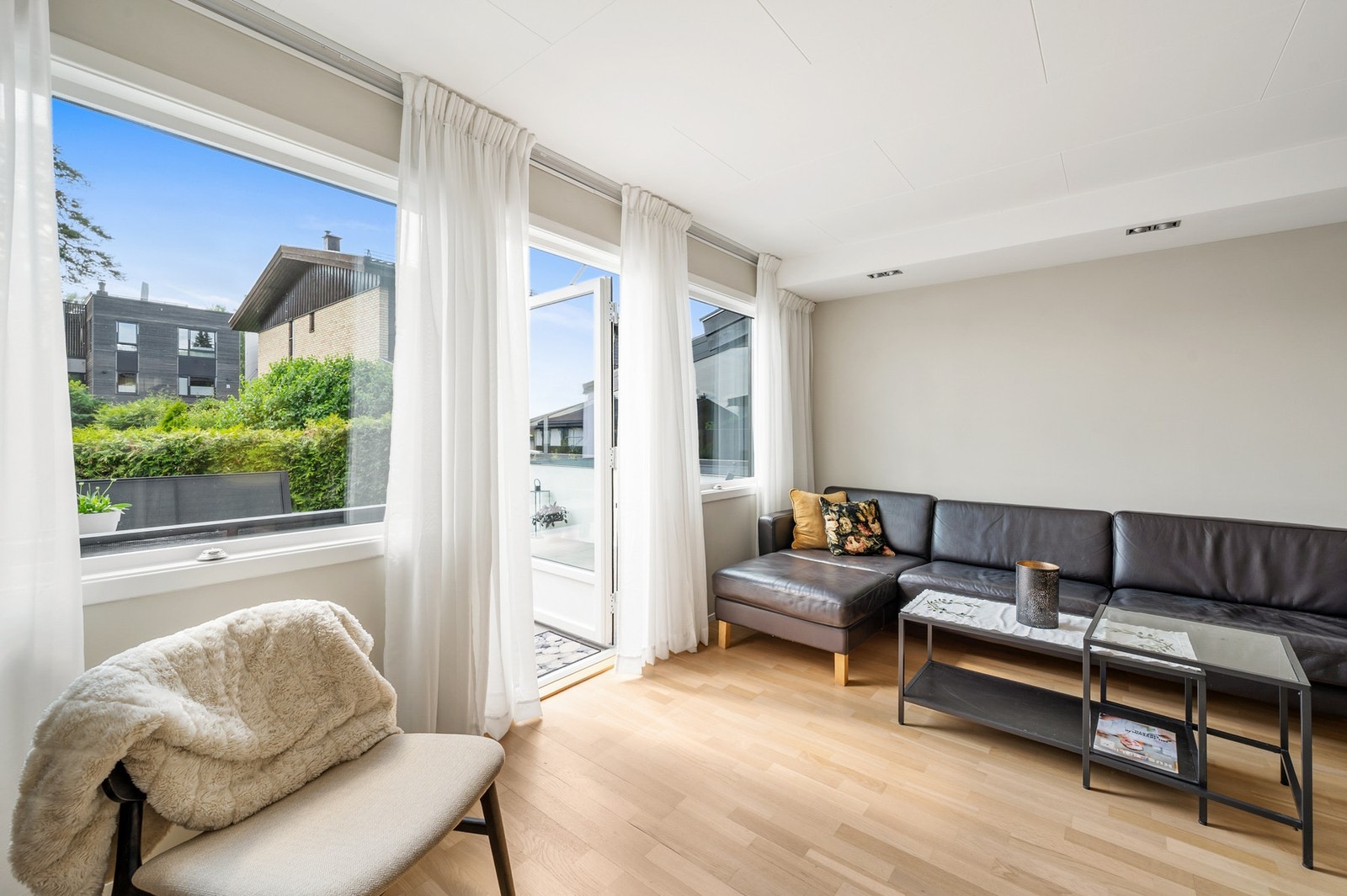 Utgang til terrasse og hage. Galleribilde