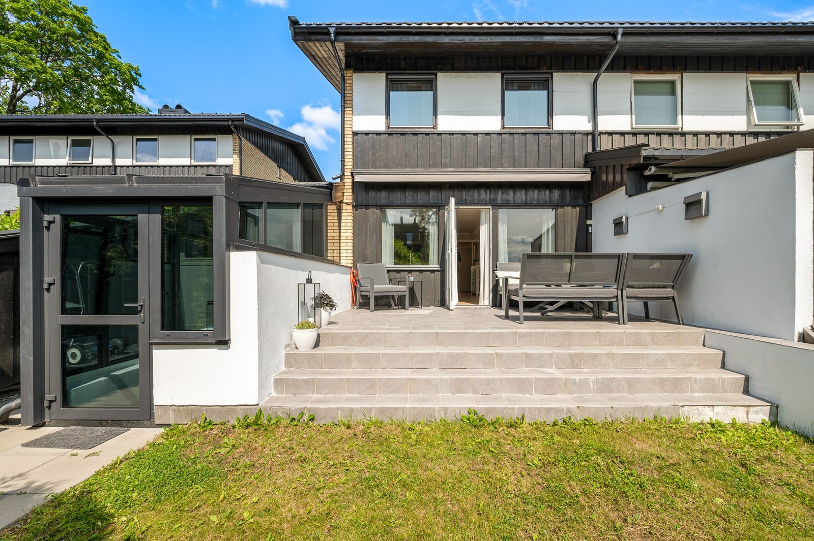 Skjermet og lunt uteområde med elektrisk drevet markise og utebelysning. Galleribilde