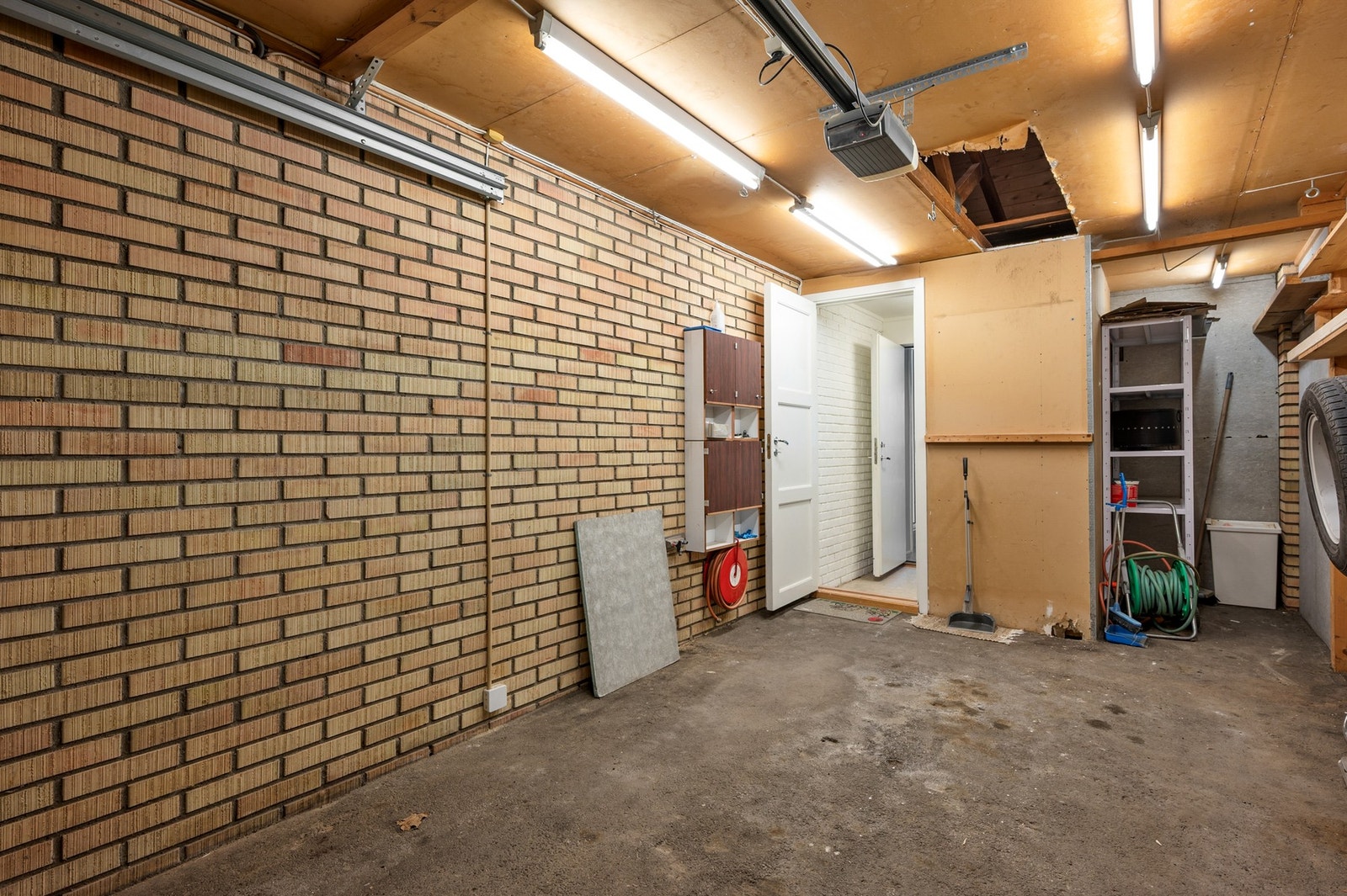 Garasje med direkte inngang til huset. Galleribilde