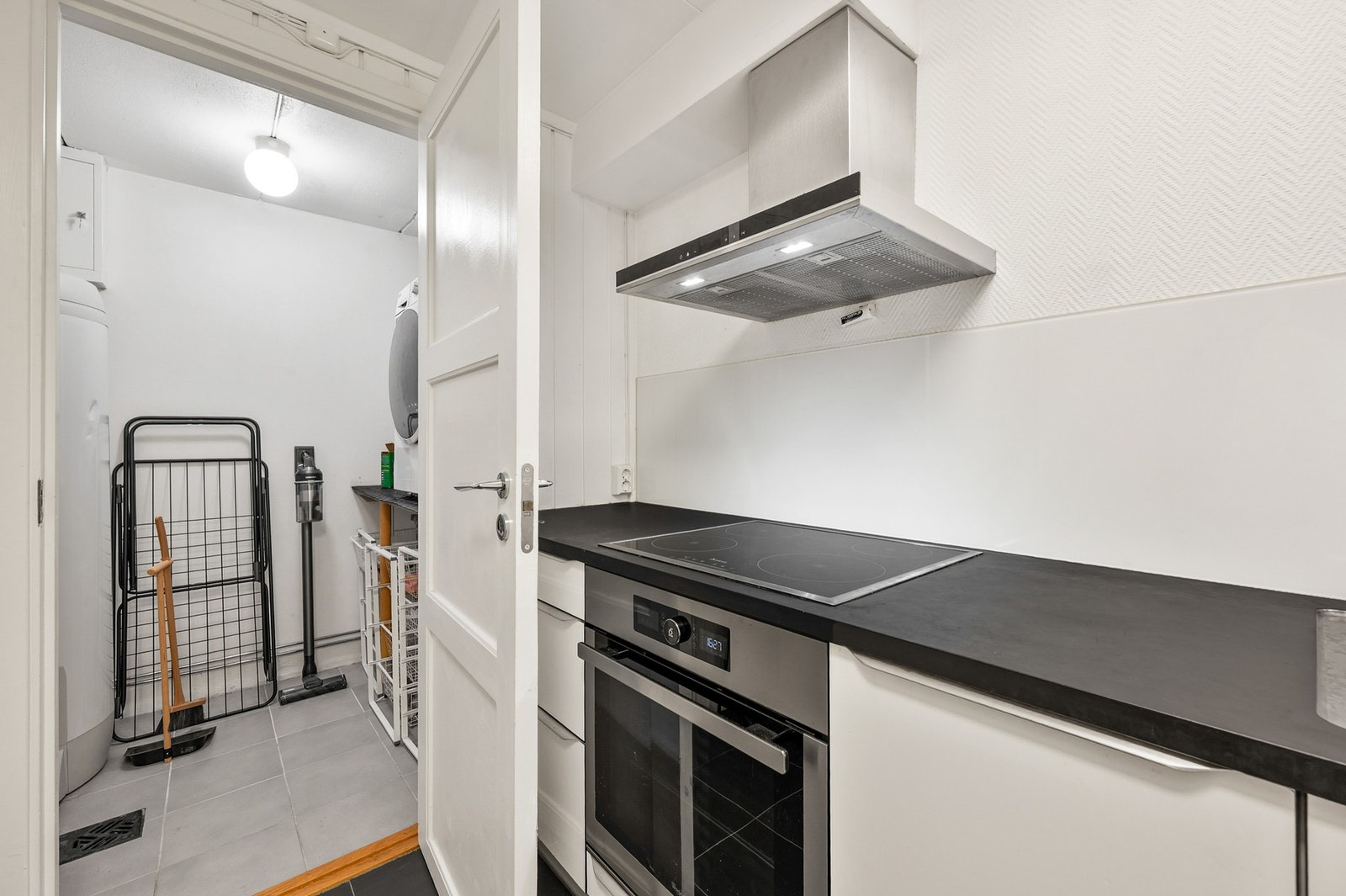 Kjøkken i kjeller/hybel montert 2016. Endring fra bod til kjøkken er ikke byggesøkt. Galleribilde