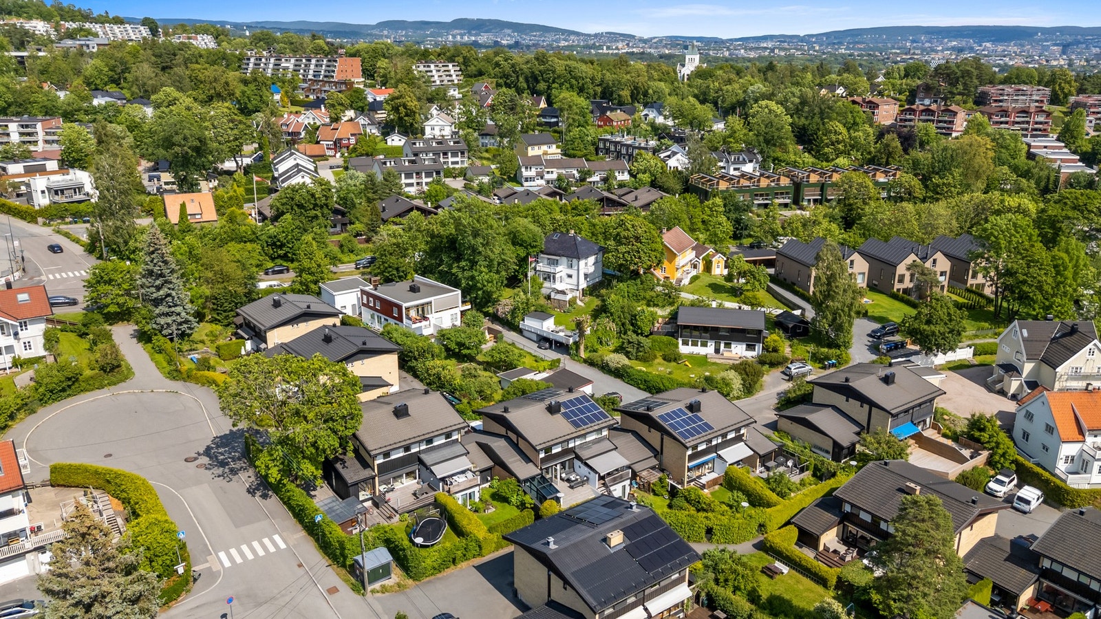 Dronebilde som viser boligens beliggenhet innerst i blindveg med avstand ca 200 meter til Lilleaker skole. Galleribilde