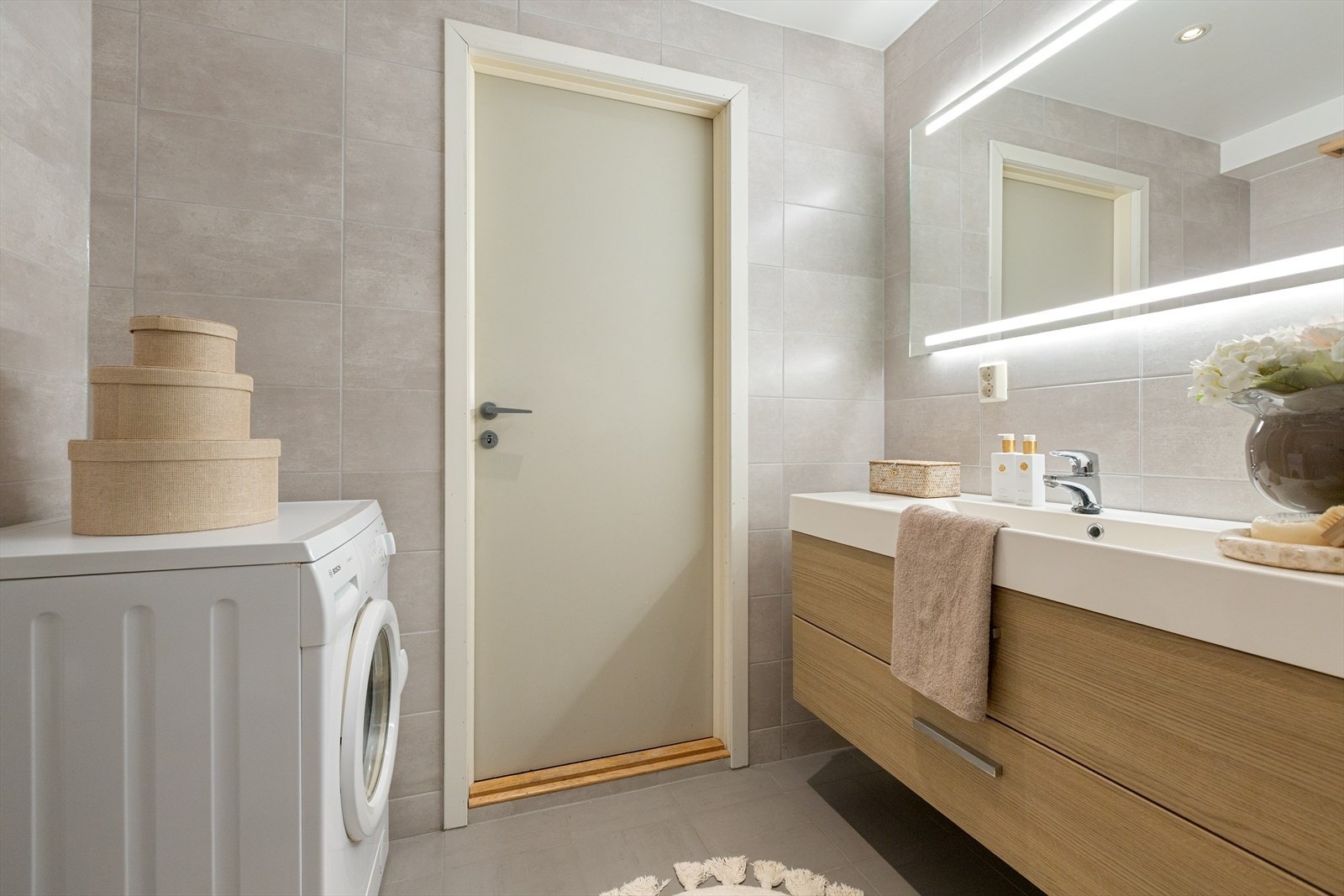 Innredet med servant, dusjkabinett, vegghengt toalett og opplegg for vaskemaskin. Galleribilde